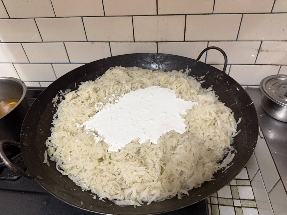 台式蘿蔔糕的米漿比例高，會把蘿蔔絲牢牢包住，整體結構緊密。