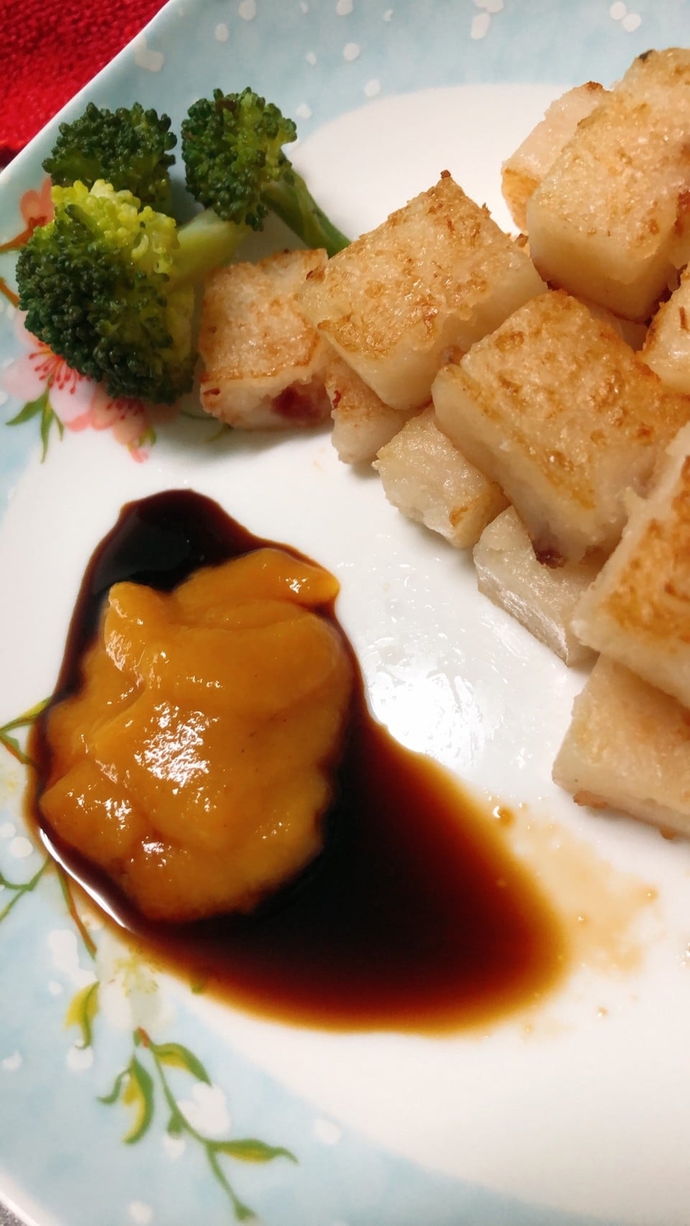 台灣人吃蘿蔔糕時，習慣沾上濃郁的「蒜蓉醬油膏」。