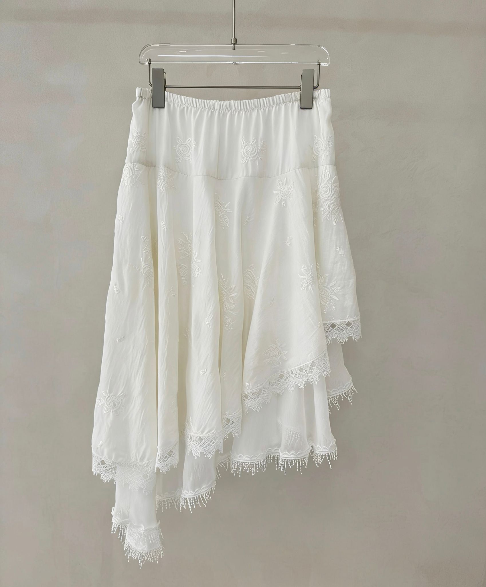 A22b G622727507 蕾絲打斜剪裁流蘇半身裙 - 米白色