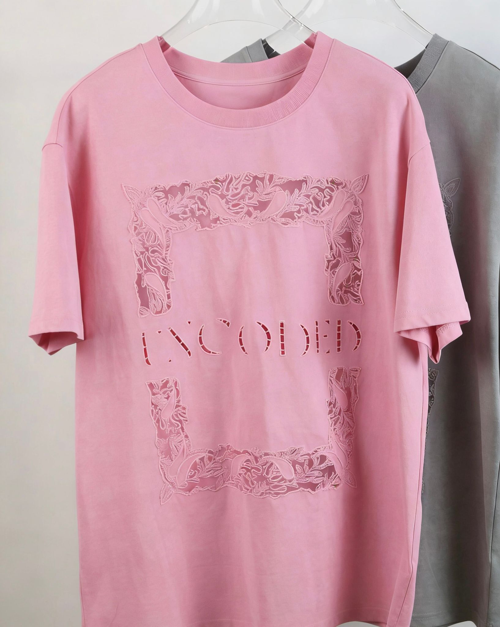 A33a G511023402 鏤空花邊英文字樣T-Shirt - 粉色