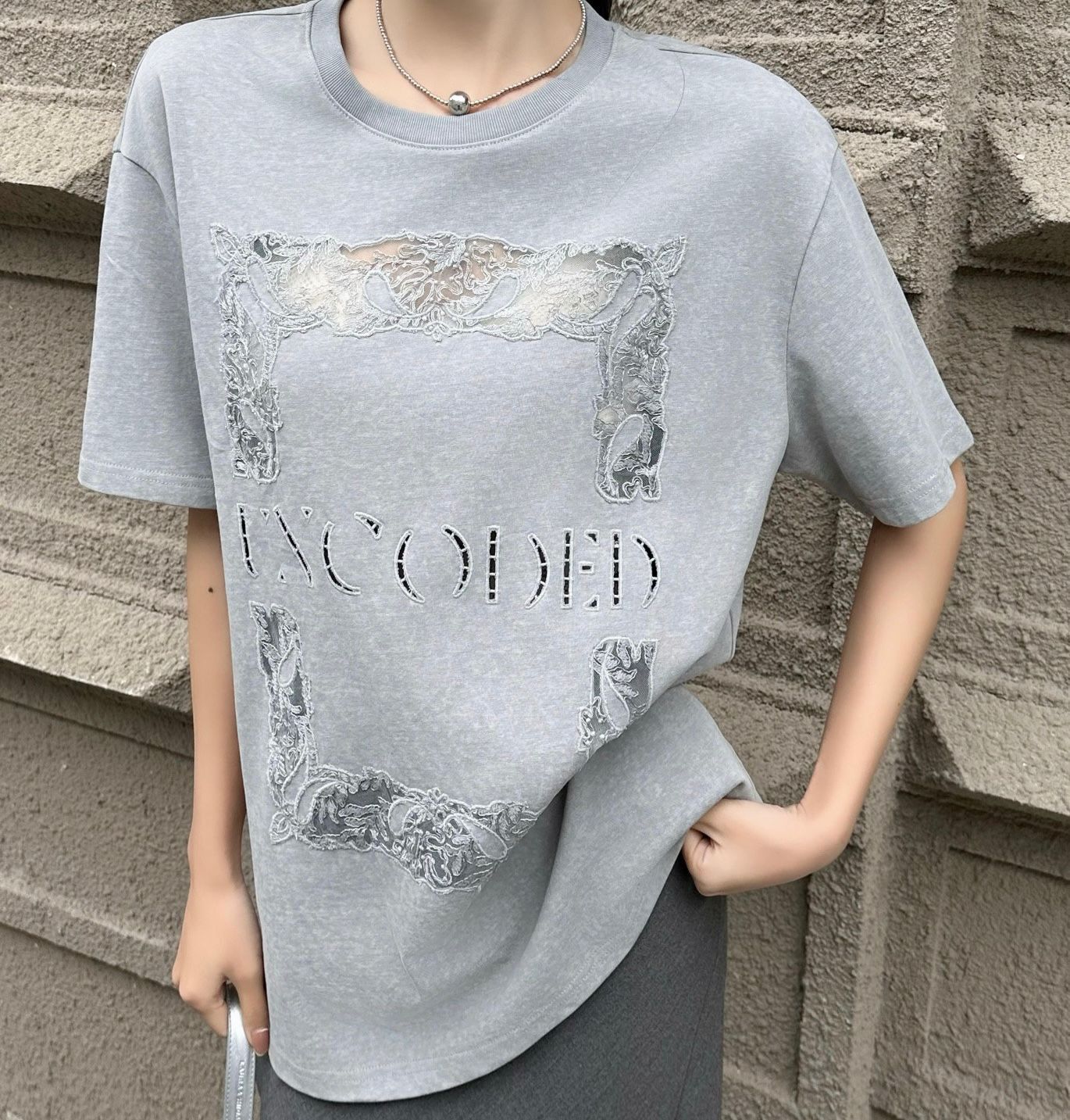 A33b G511023402 鏤空花邊英文字樣T-Shirt - 灰色