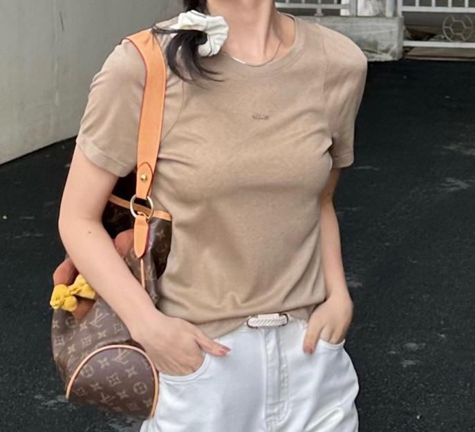 A43b D511022910 簡約設計感短袖T-Shirt - 卡其色