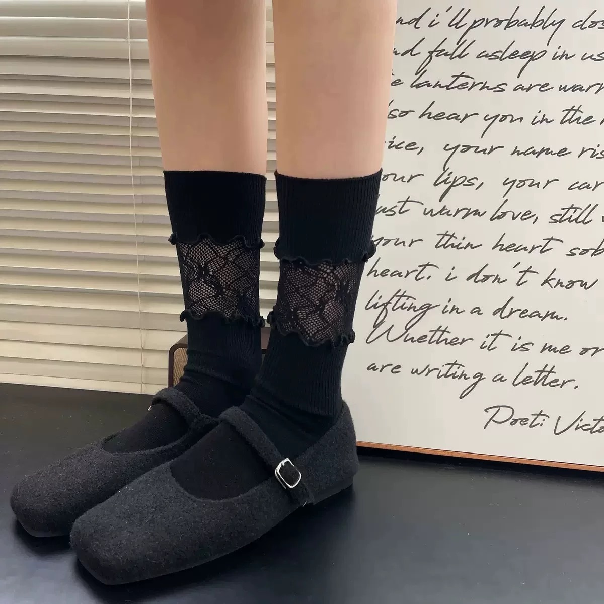 軟萌蕾絲拼接中筒襪