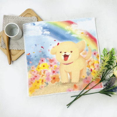 彩虹小狗插畫小方巾,呈現繽紛春日草地與狗狗漫步的溫暖畫面