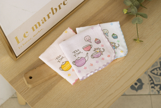 貓咪下午茶童趣小方巾,貓咪與甜點互動的俏皮午茶場景