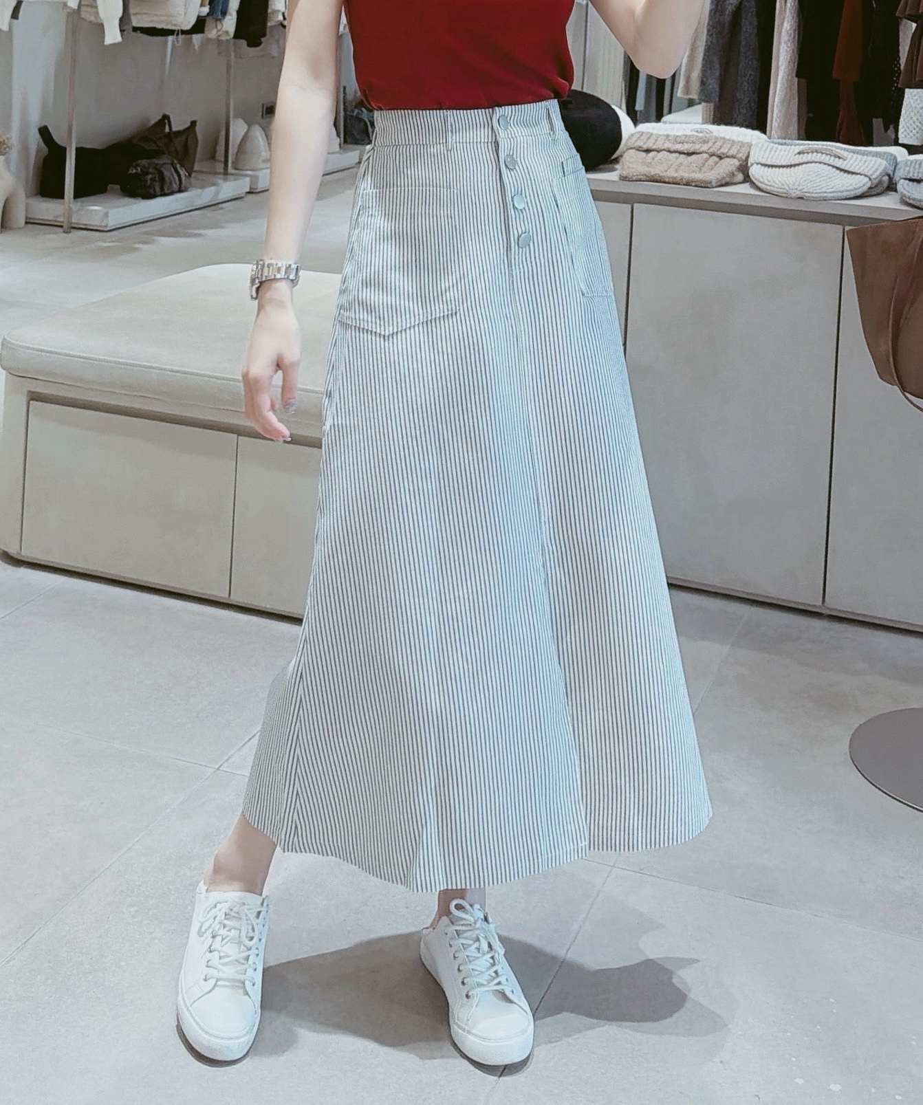 排釦後鬆緊直條紋長裙