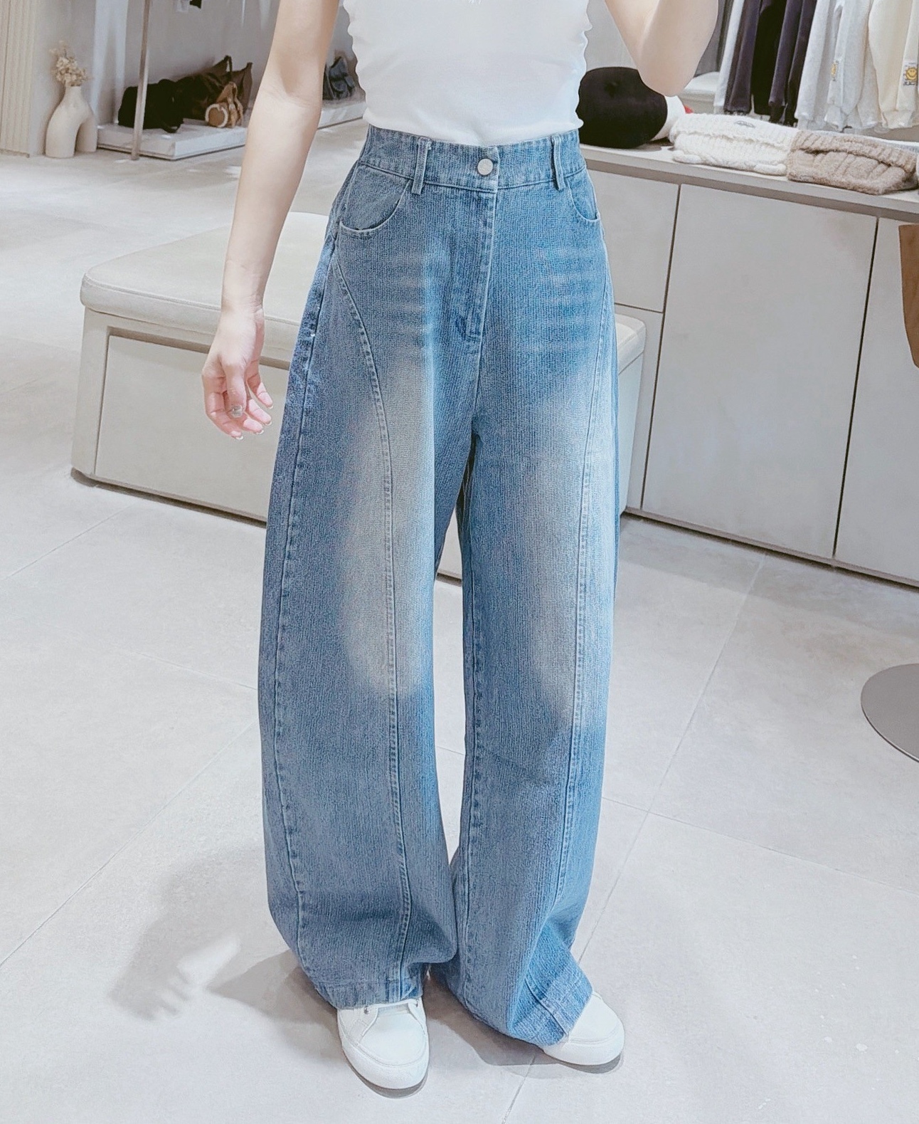 單釦後鬆緊車線彎刀牛仔褲