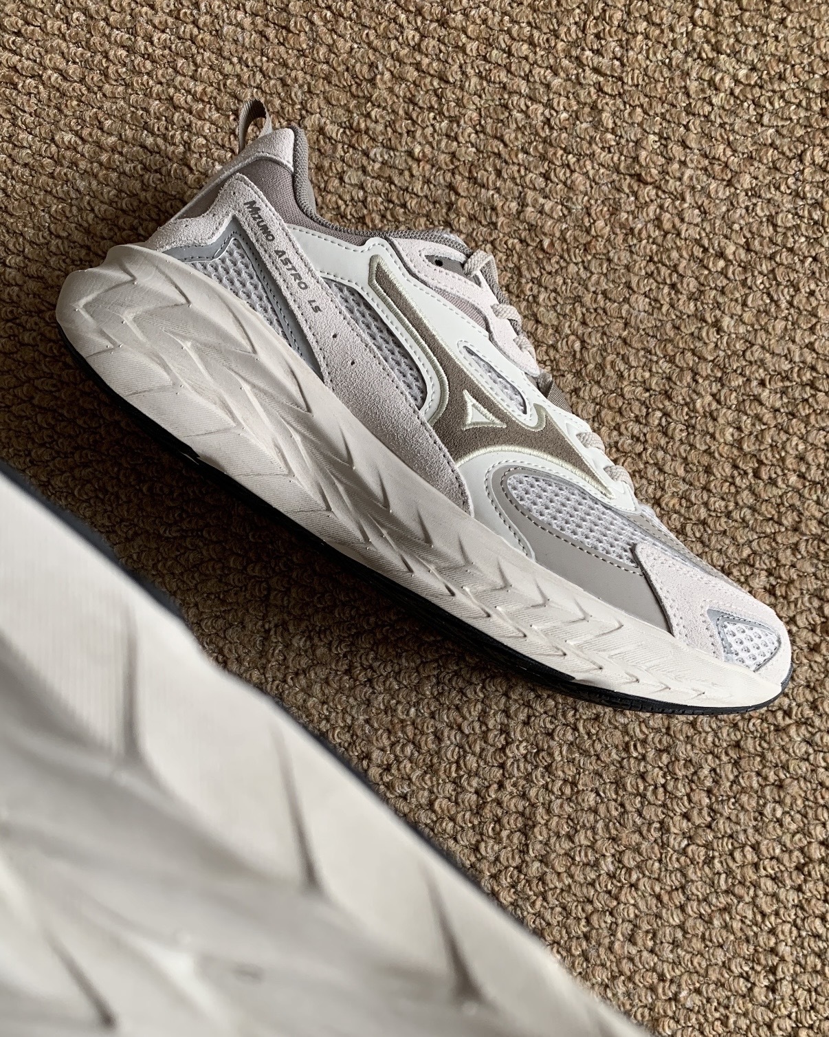 MIZUNO ASTRO LS  燕麥灰杏 米灰 灰咖 低飽和 復古 增高 厚底 緩震 男女鞋 D1GH252109 / 預購