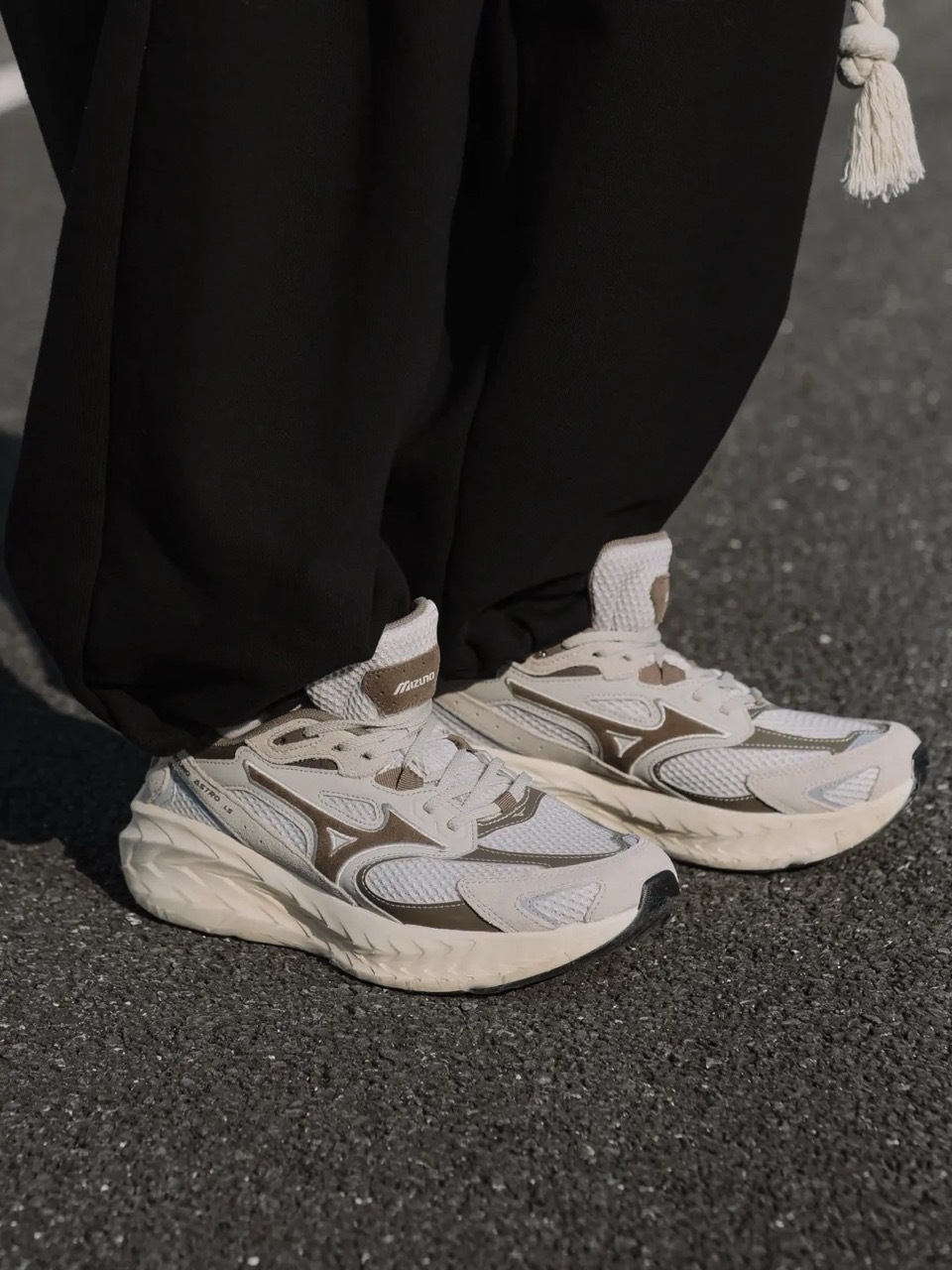 MIZUNO ASTRO LS  燕麥摩卡 灰咖 奶油底 咖啡色 低飽和 復古 增高 厚底 緩震 男女鞋 D1GH252110 / 預購