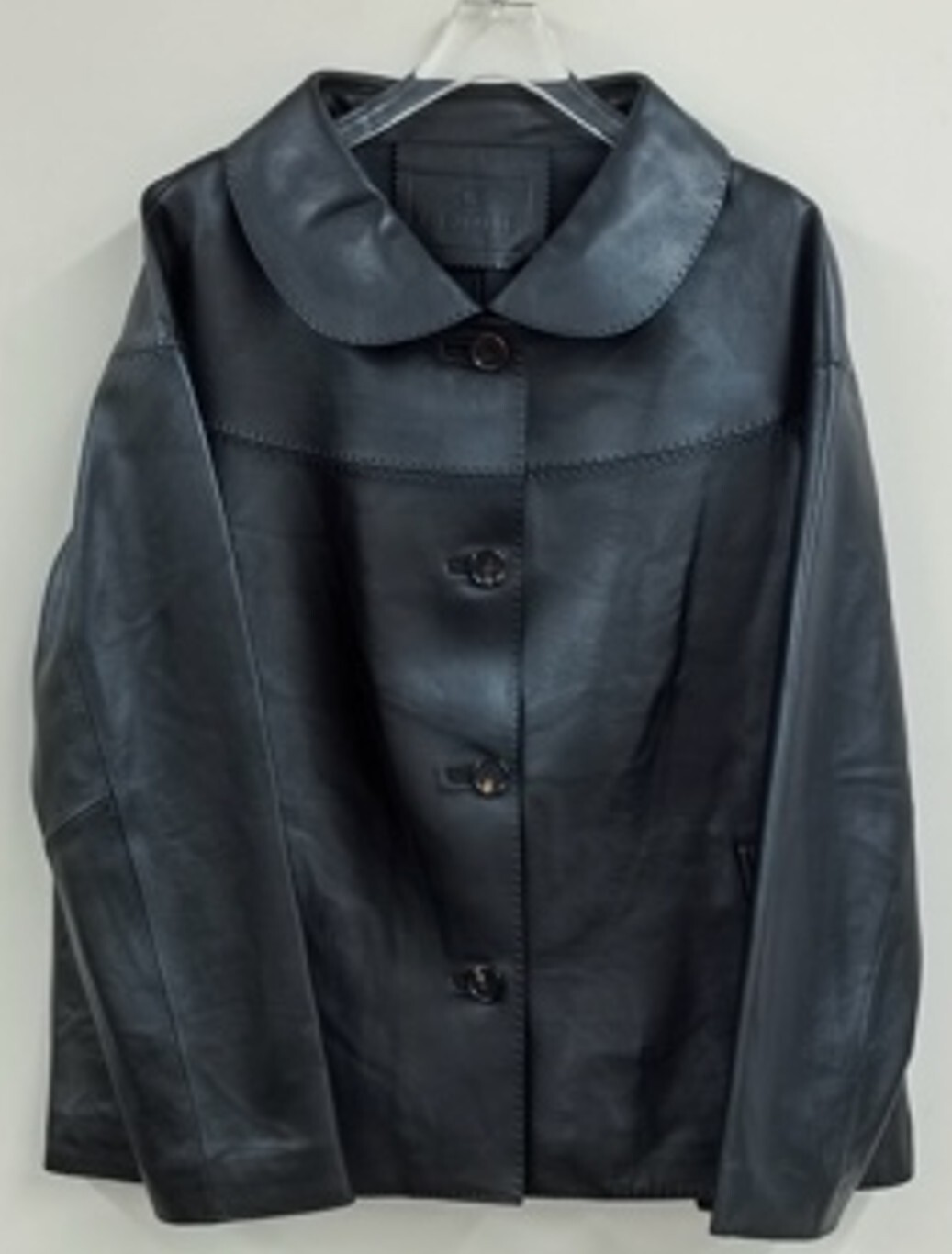 A62b AP832359 純色圓角反領羊皮外套 - 黑色