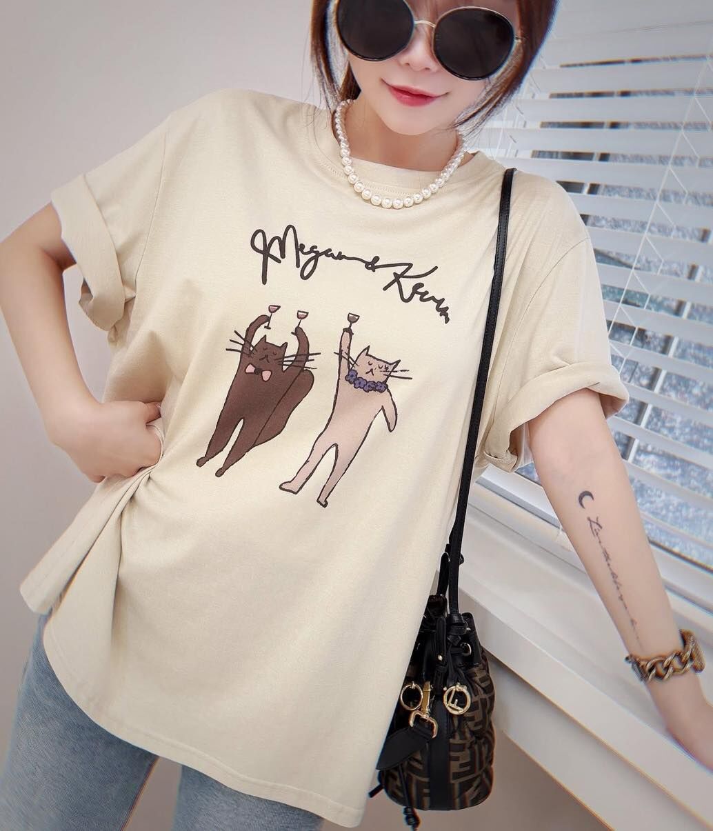 【俏皮又可愛的貓咪舉杯圖設計棉tee】（現貨）