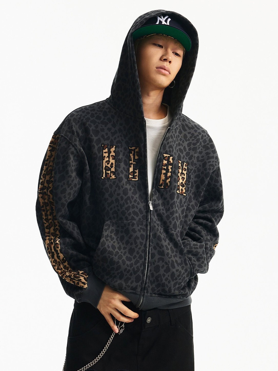 MEDM 滿印豹紋貼布刺繡Logo 拼接織帶 連帽外套