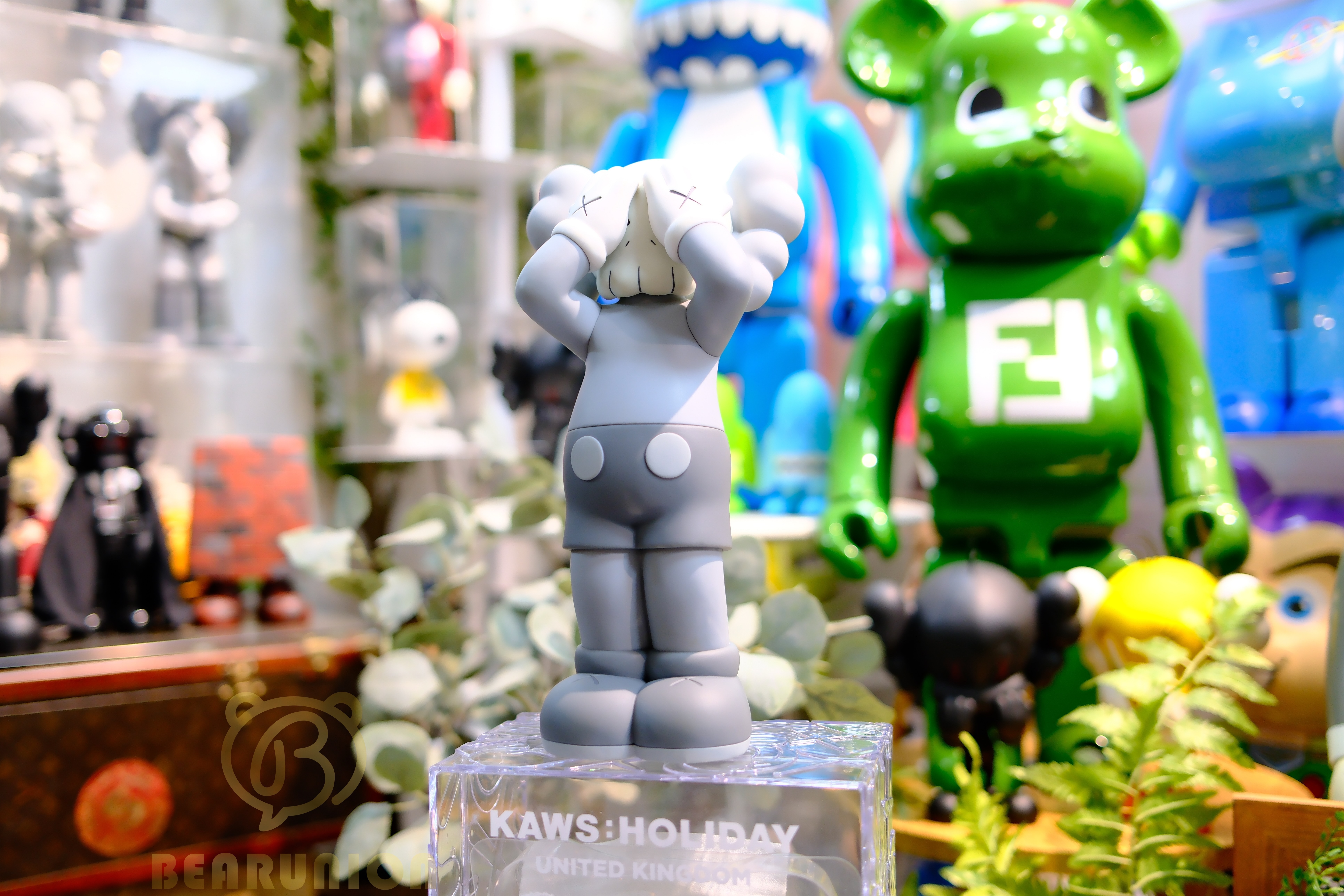 🥇現貨🥇 KAWS HOLIDAY UK Figure Grey