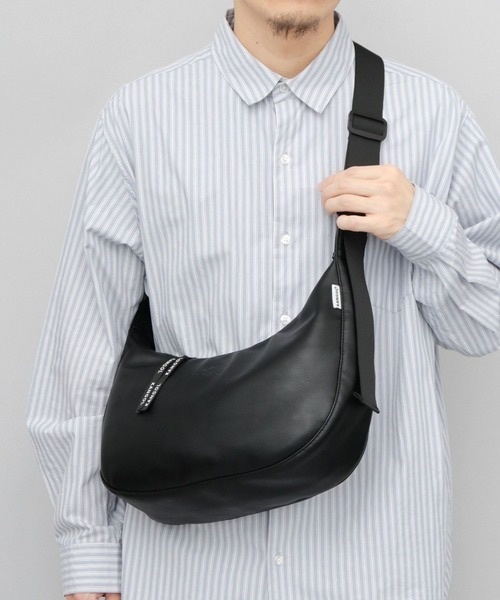 KANGOL / Crescent-shaped middle shoulder bag