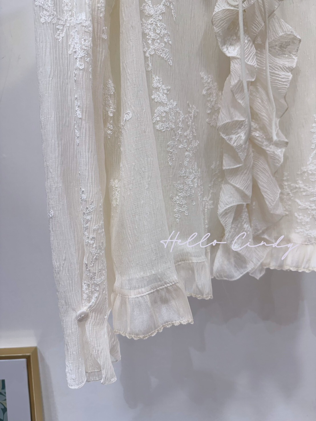 B02084 超唯美的顯瘦Y字波浪刺繡衫