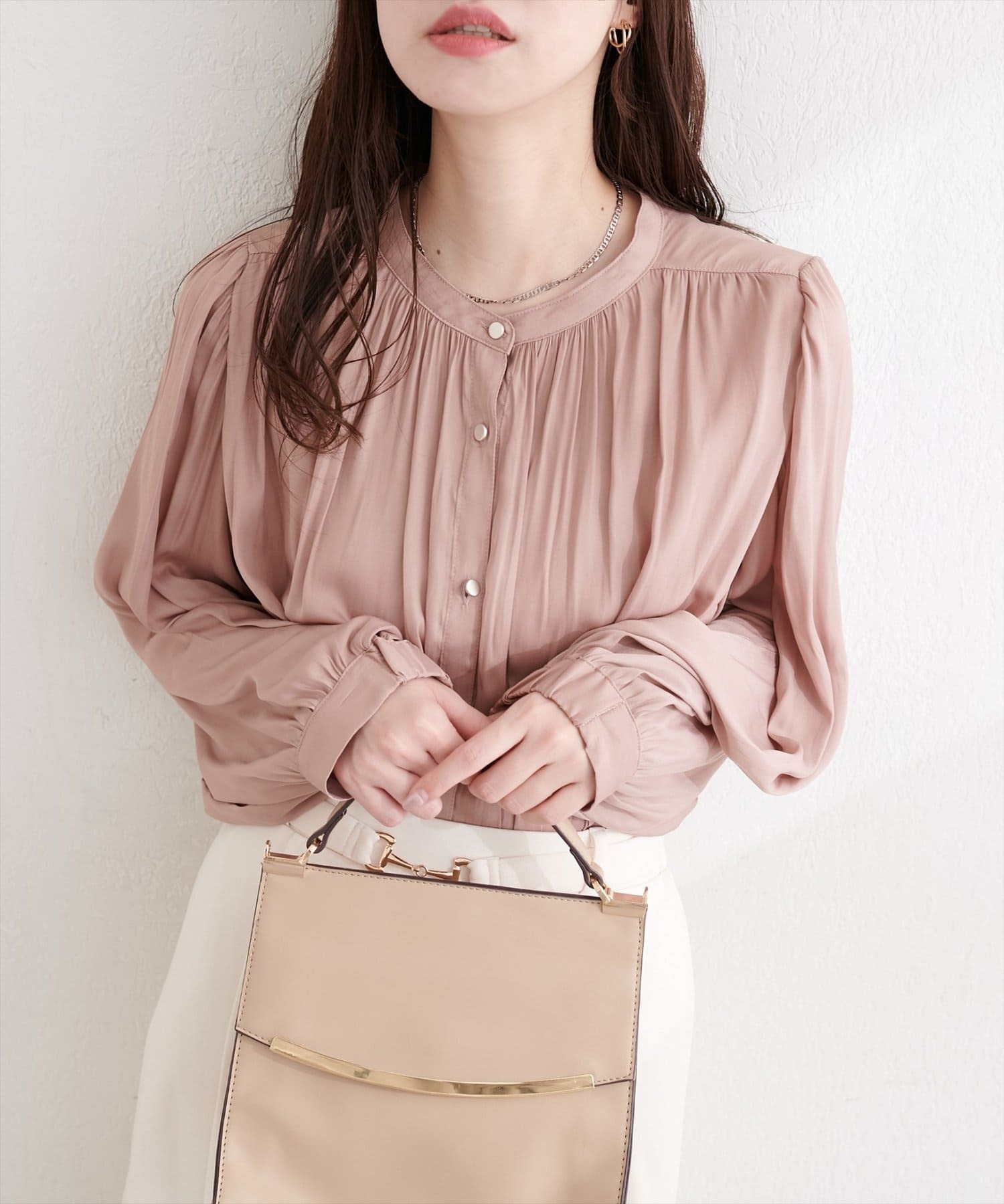 natural couture(ナチュラルクチュール)  マット釦とろみサテンブラウス粉米色（0361040360）