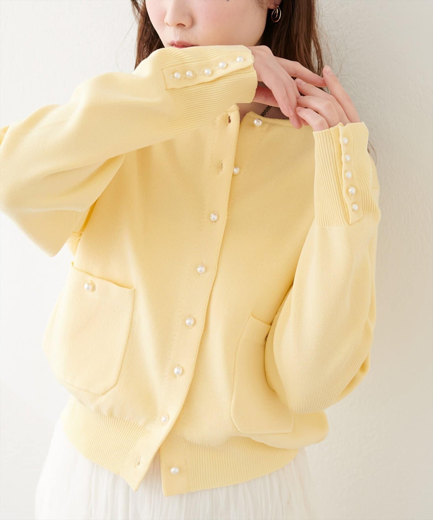 natural couture(ナチュラルクチュール)  プチパール釦カーディガン黃（0361050650）