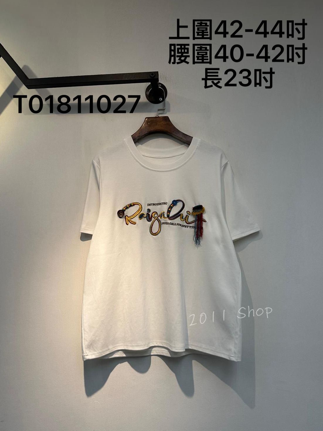 民族風色系英文字T恤  上圍42-44吋 腰圍40-42吋 長23吋  T01811027