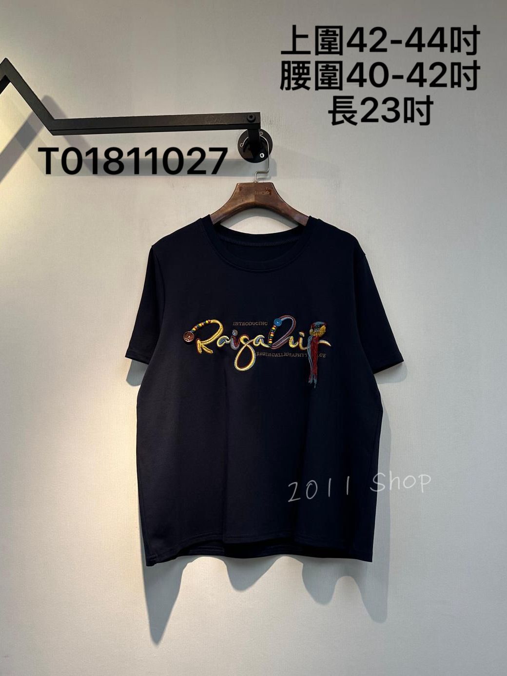 民族風色系英文字T恤  上圍42-44吋 腰圍40-42吋 長23吋  T01811027