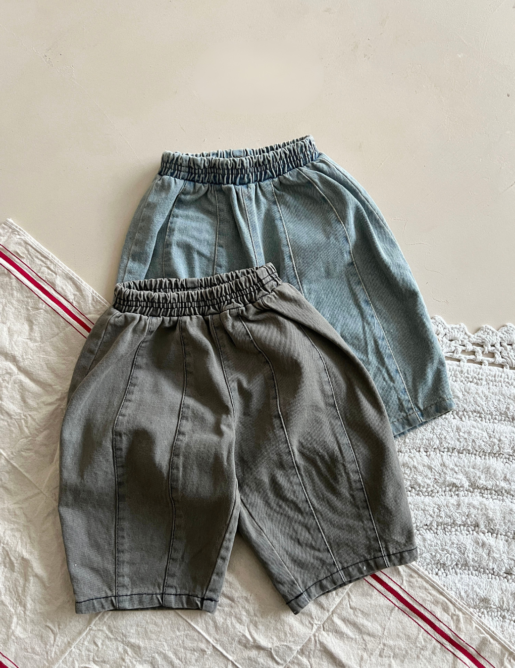 後口袋標籤弧形牛仔褲