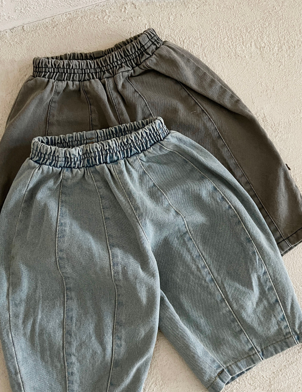 後口袋標籤弧形牛仔褲