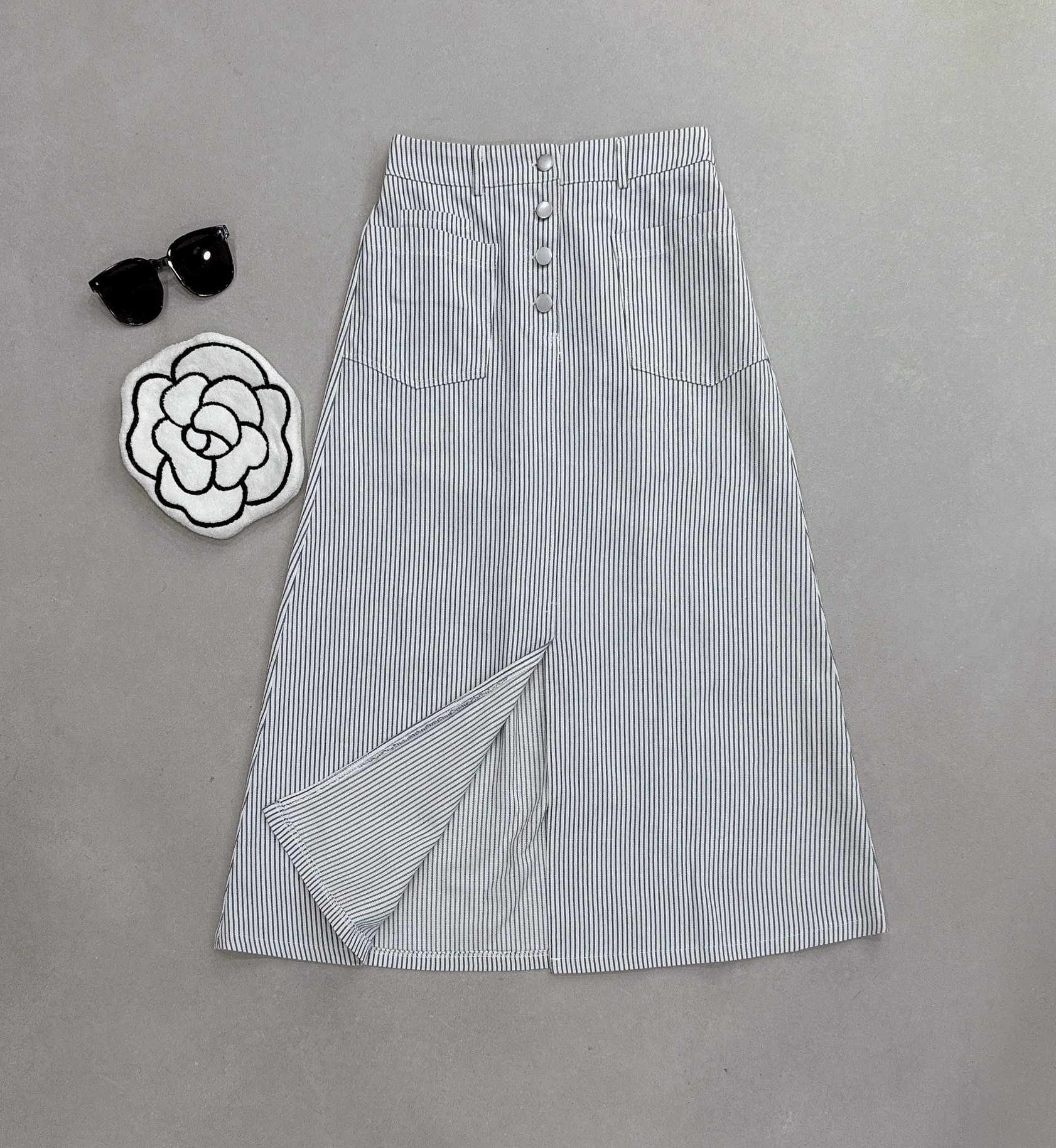 排釦後鬆緊直條紋長裙