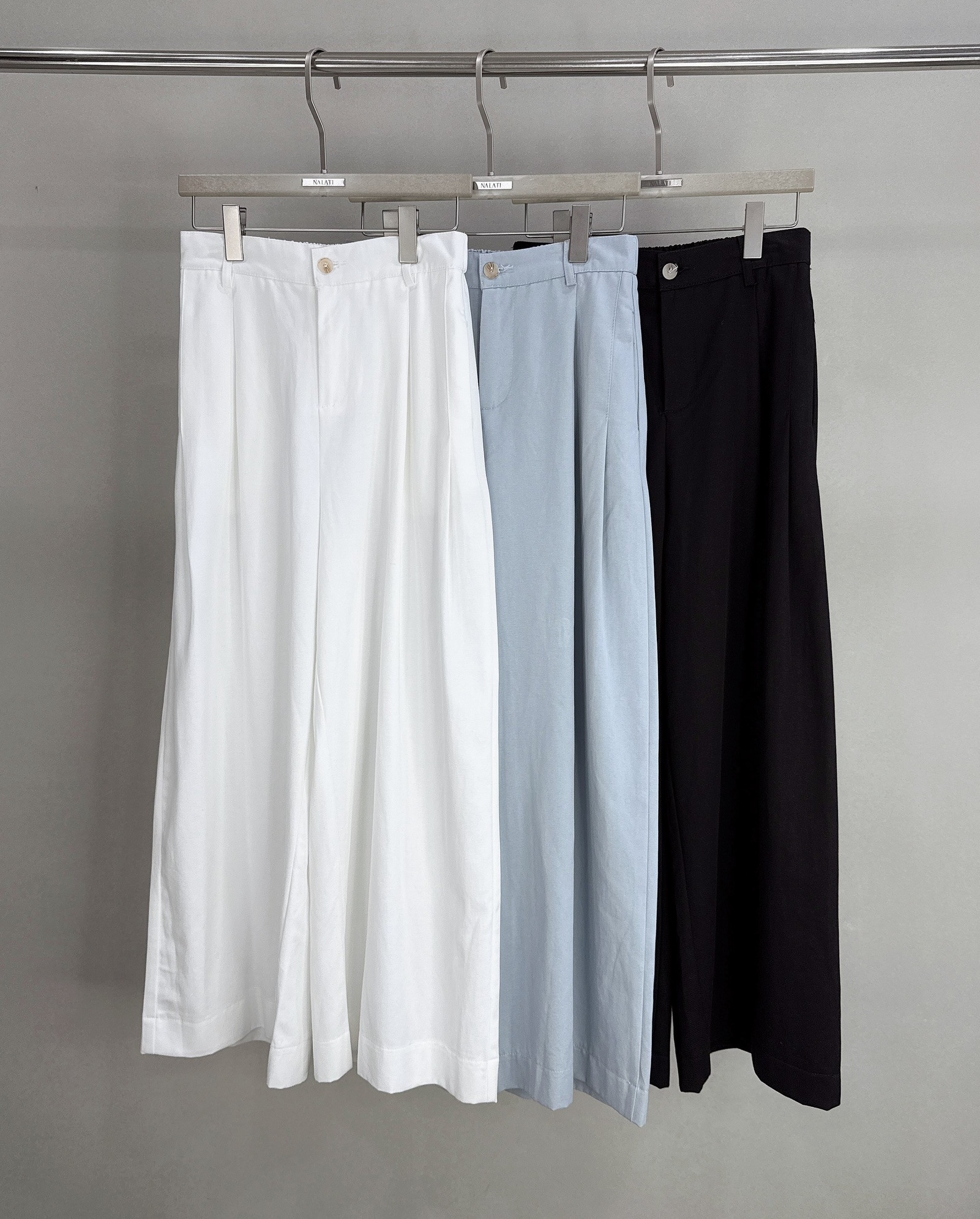 單釦後鬆緊雙壓摺挺料寬褲