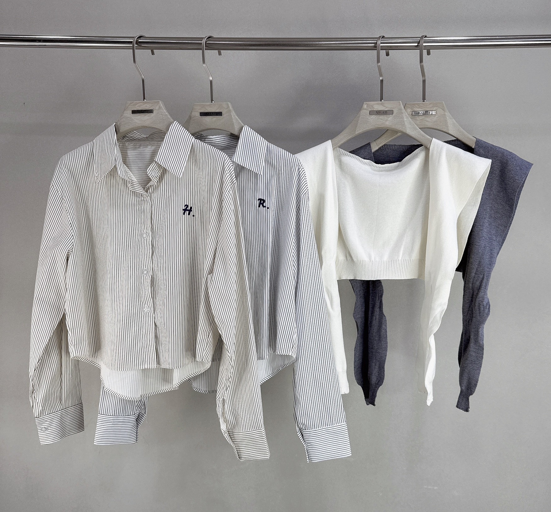 字母刺繡細條襯衫+針織披肩