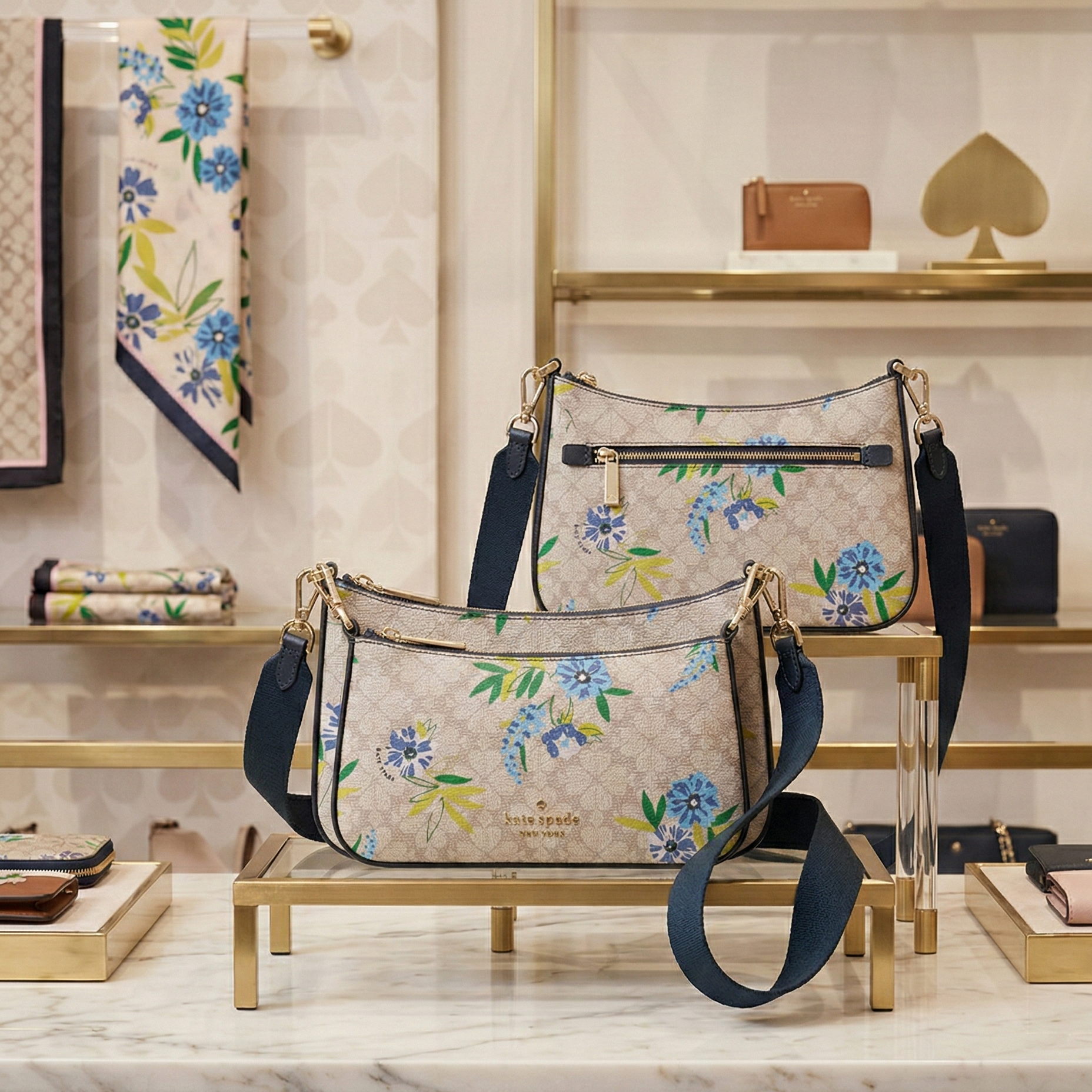 【預購】KATE SPADE H022832 經典黑桃老花拼接花卉斜咩包