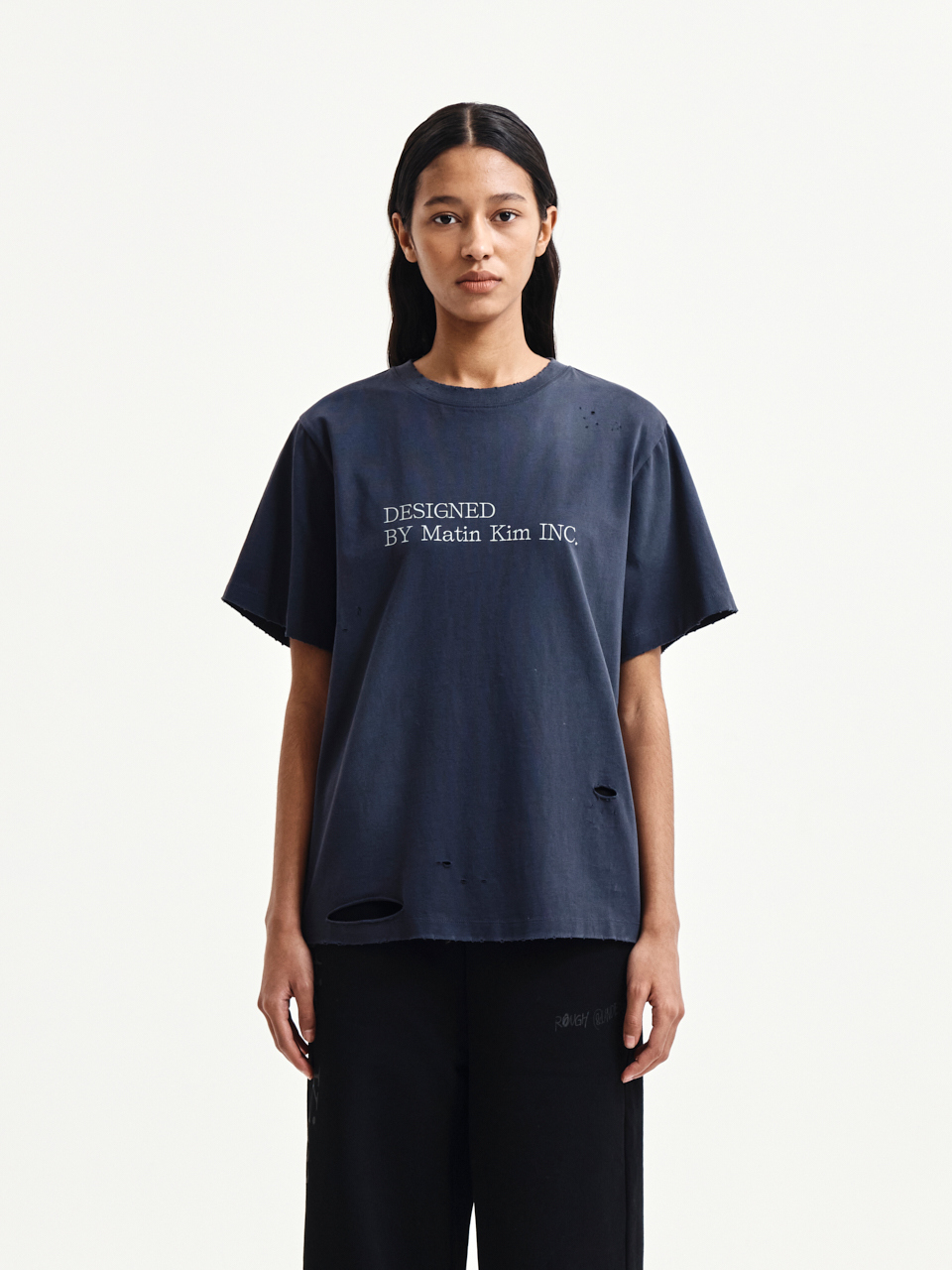 SPRAY WASHED LETTERING DAMAGED TOP IN NAVY