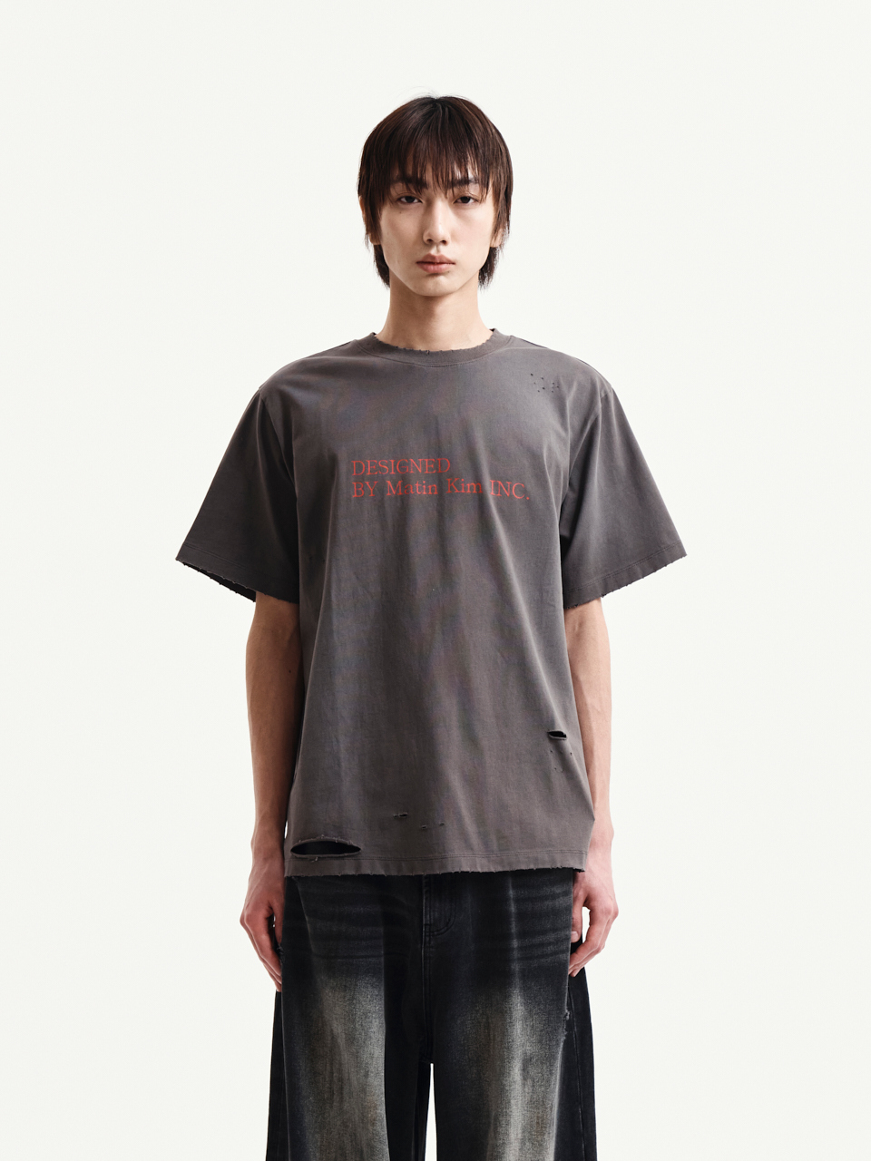 SPRAY WASHED LETTERING DAMAGED TOP IN CHARCOAL