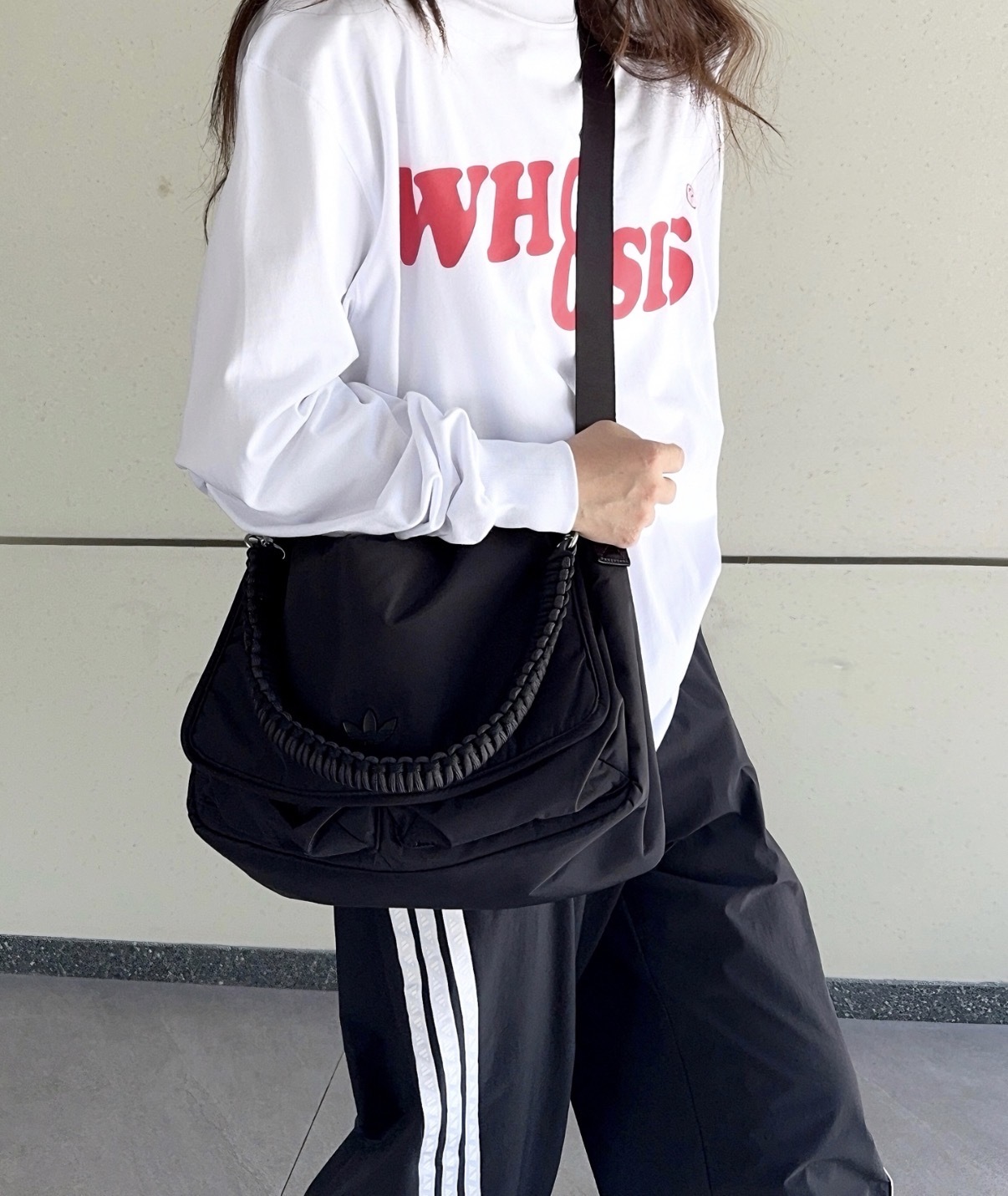 ADIDAS ORGINALS BAG 黑色 三葉草 編織 雙繩 可拆卸 可調節 13.1L 大容量 郵差包 肩背包 斜背包【KS0763】