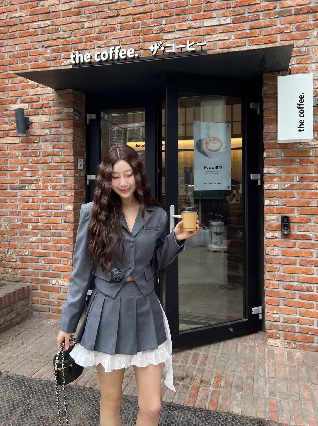 西裝玫瑰花短版外套 白荷葉飄帶短裙(分售)