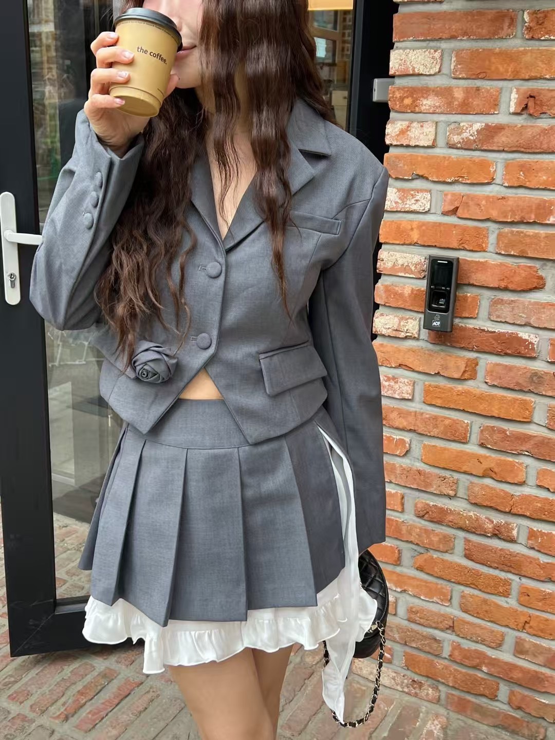 西裝玫瑰花短版外套 白荷葉飄帶短裙(分售)