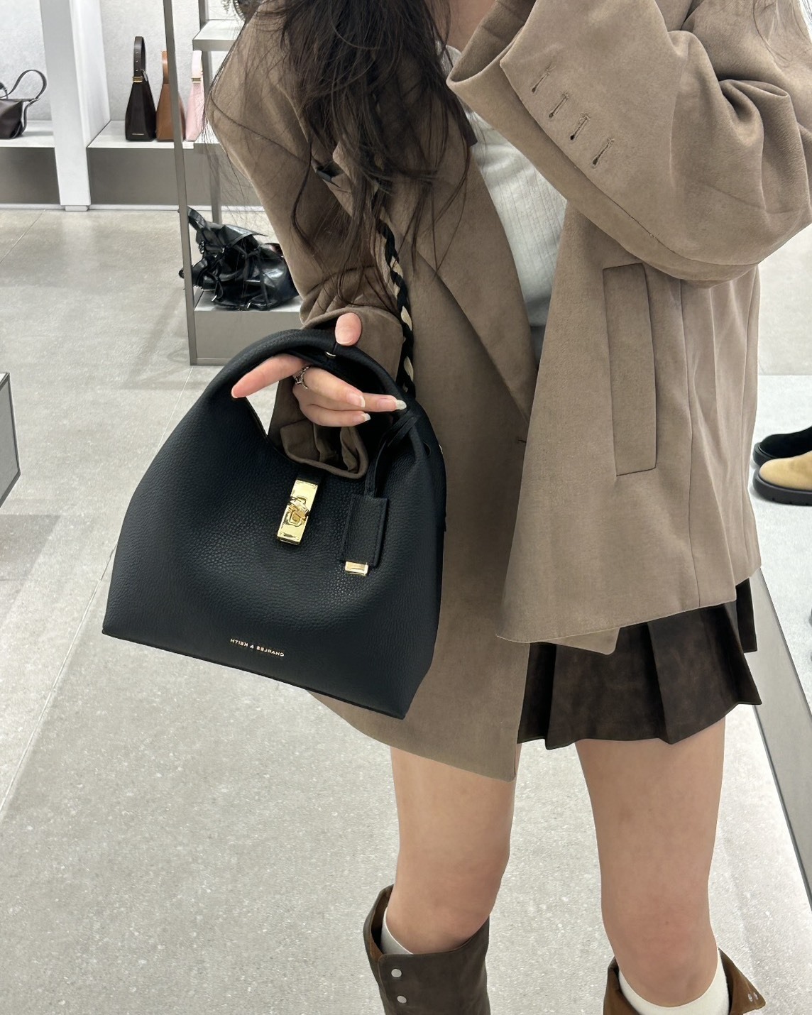 <熱銷新色>Charles & Keith Chance 小CK 金屬釦 水桶包 附小收納包 5色