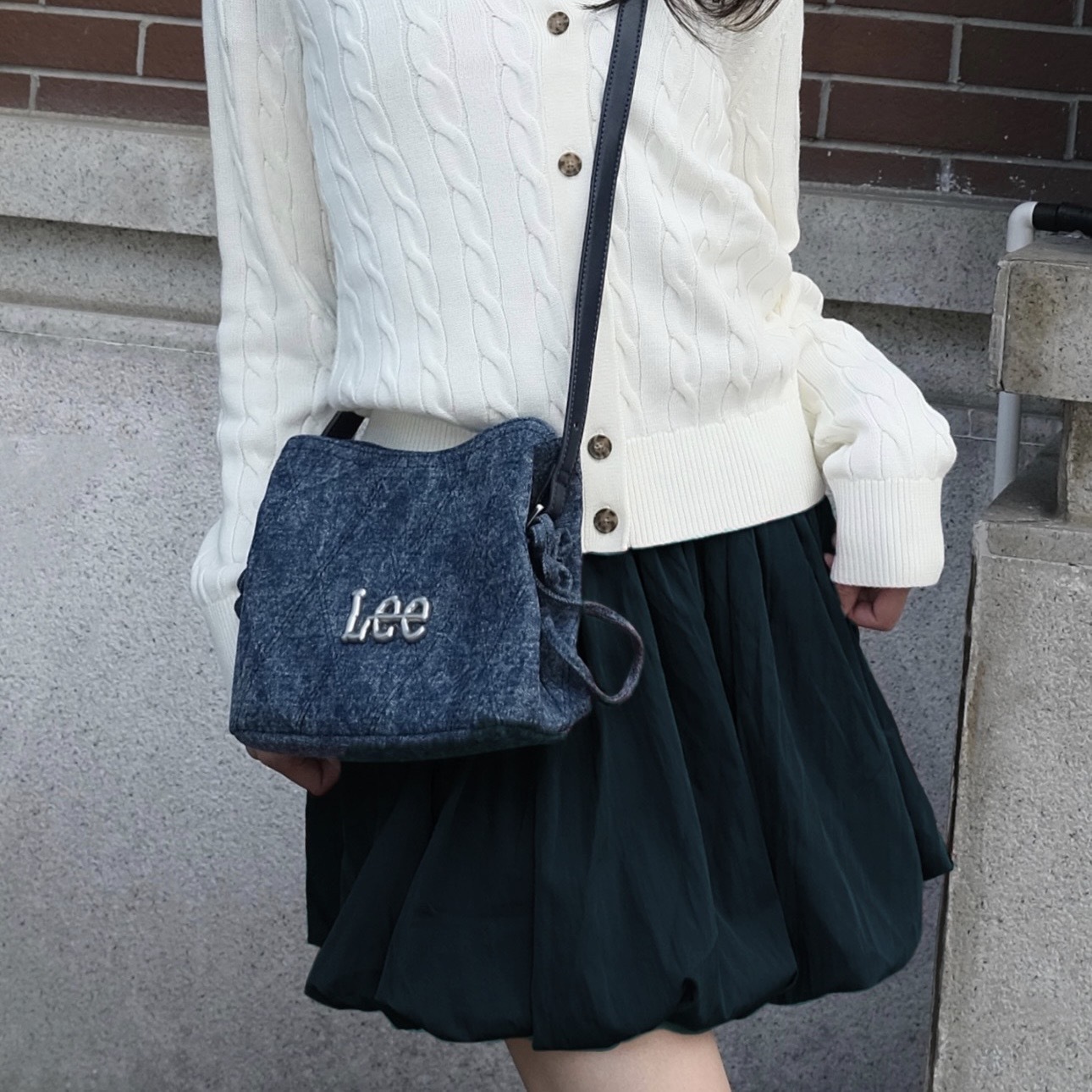 LEE 丹寧藍 福袋花結包 斜背包 菱格壓紋 金屬標 水桶包 中國結 手提