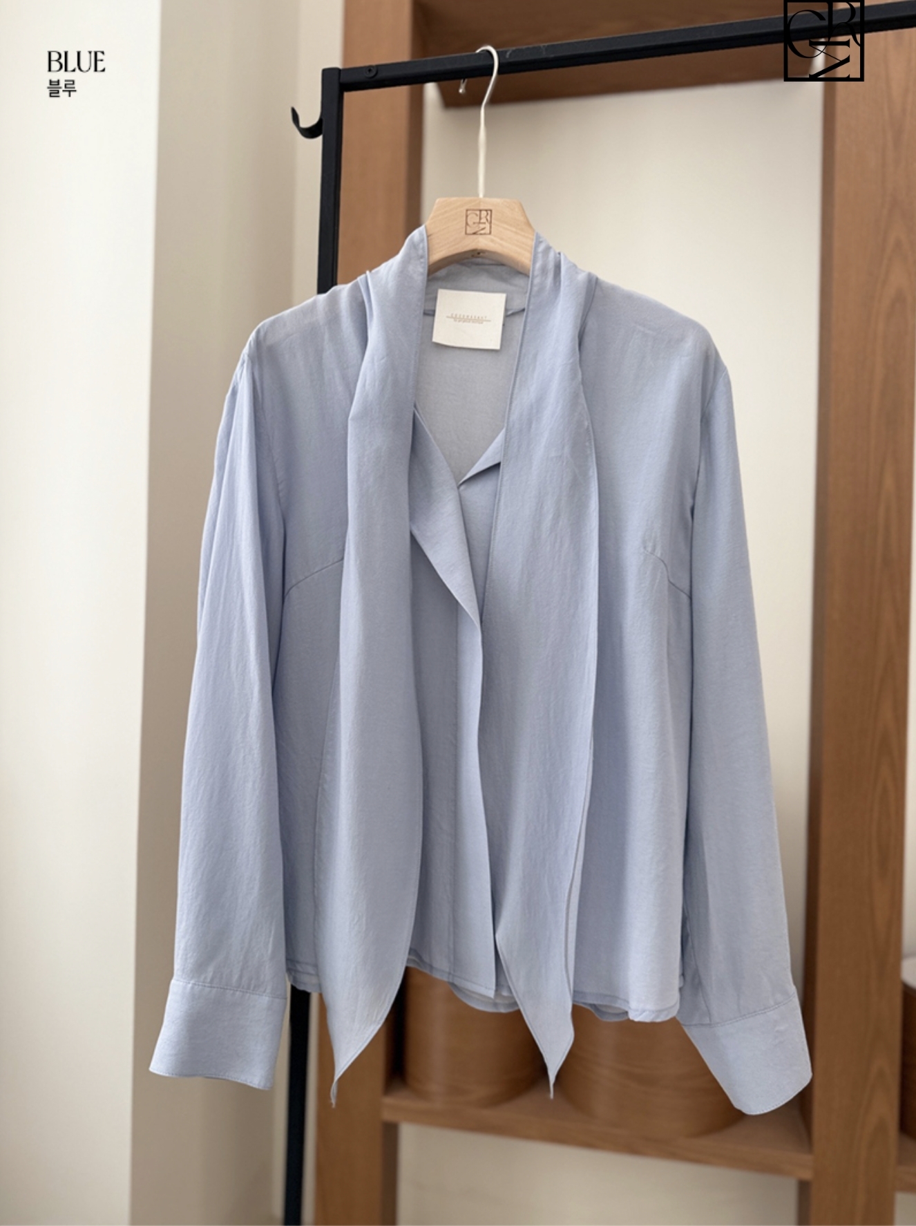 藍天白雲綁帶繞脖領巾造型V領上衣 / 2色