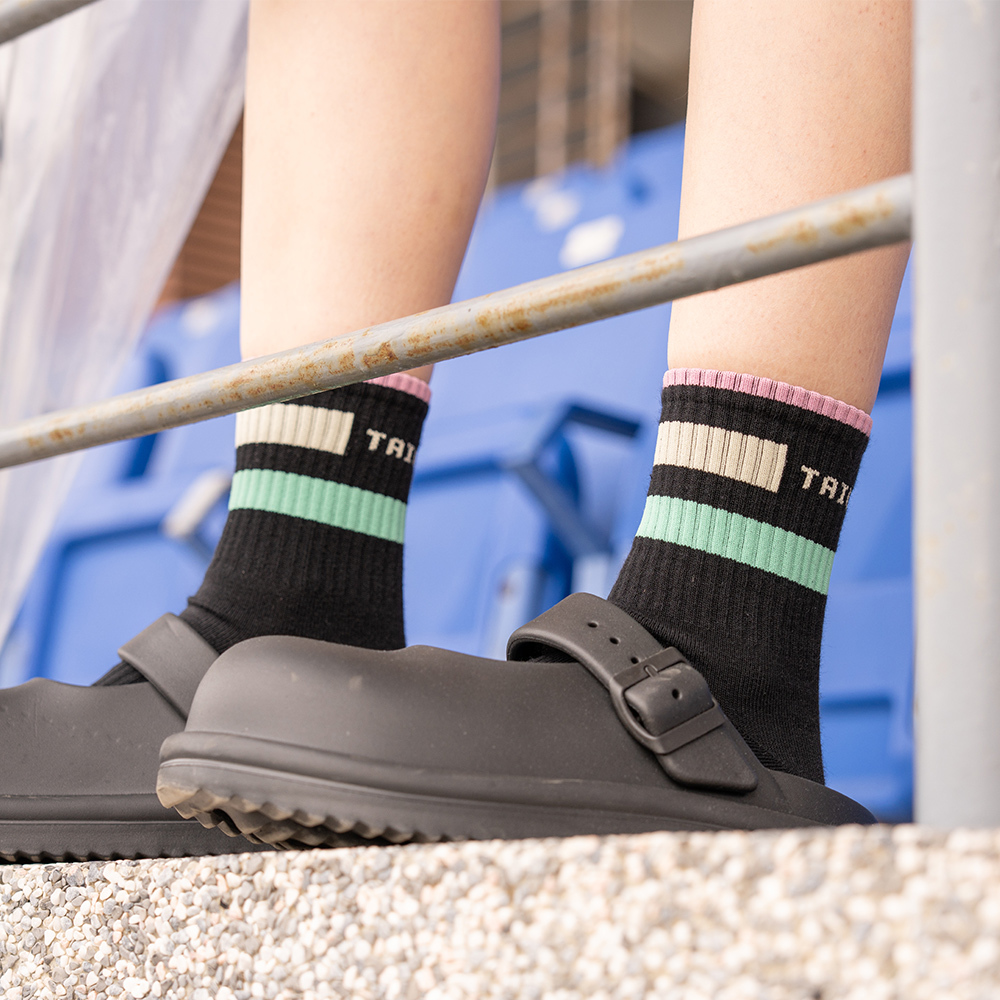 《潮TAIWAN》粗線條運動襪-潮黑-中筒-M〈除臭〉