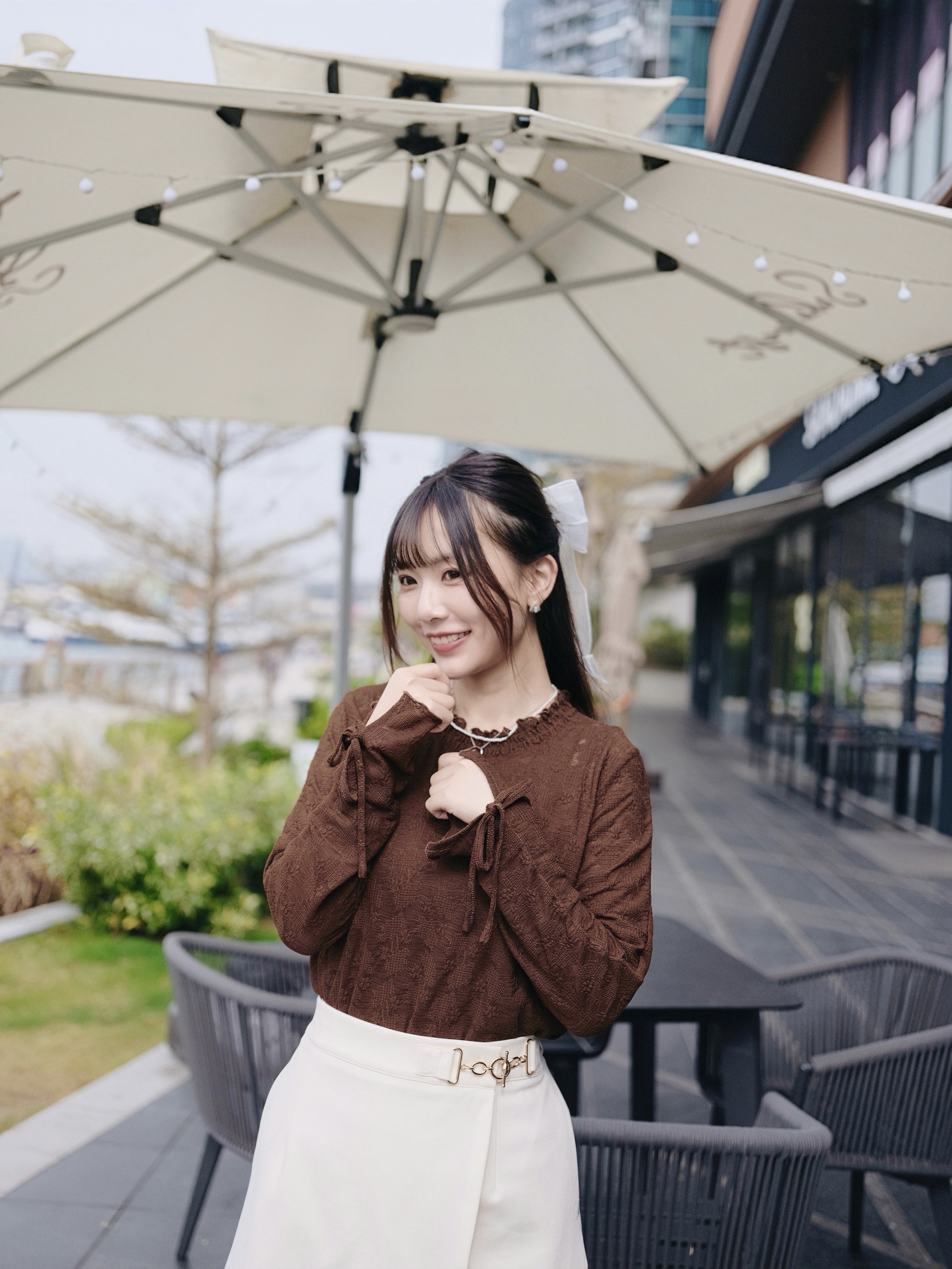 兩色 / 小花蝴蝶結開叉長袖上衣 / Embossed Floral Tie-Sleeve Detail Top