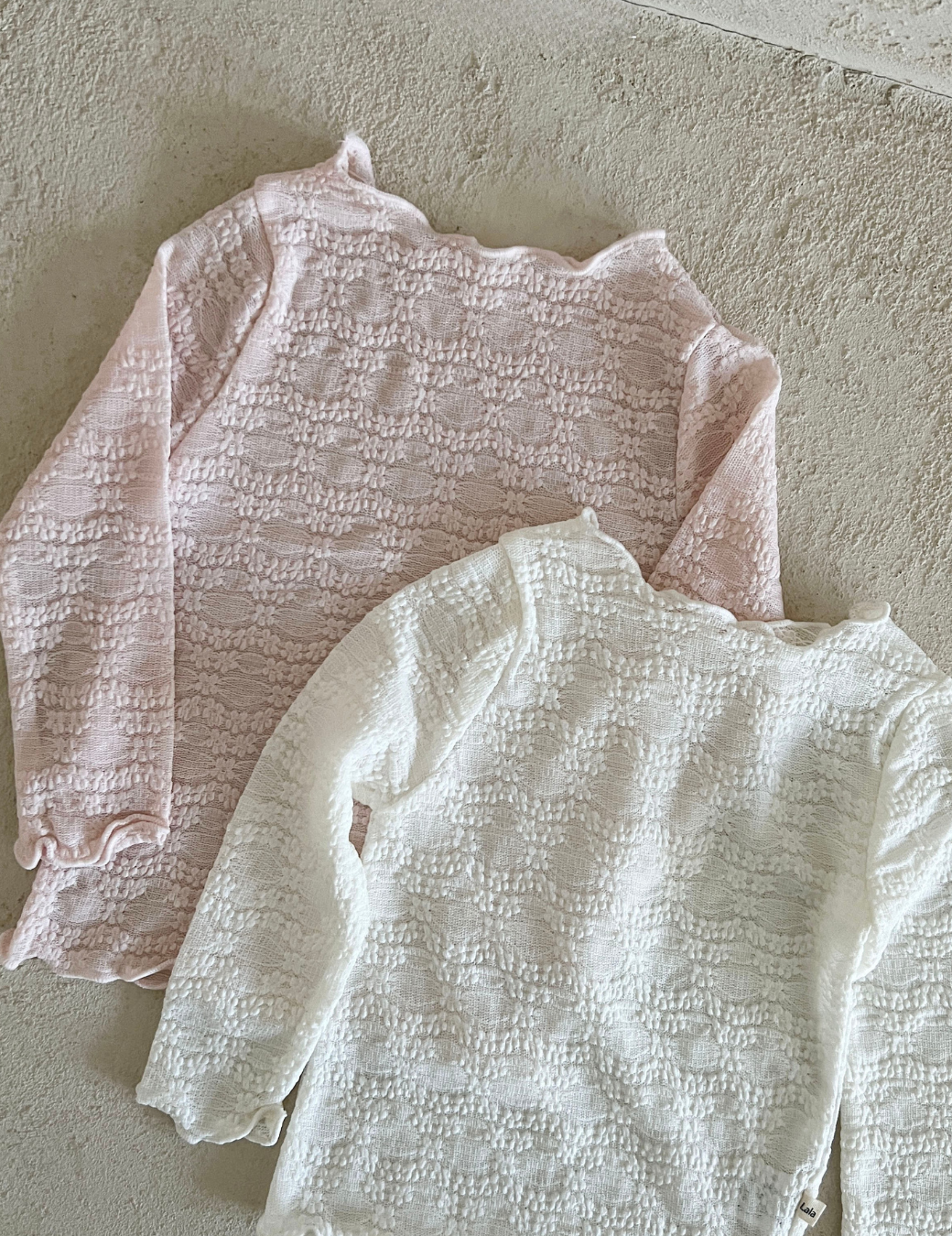 提花捲邊透膚上衣