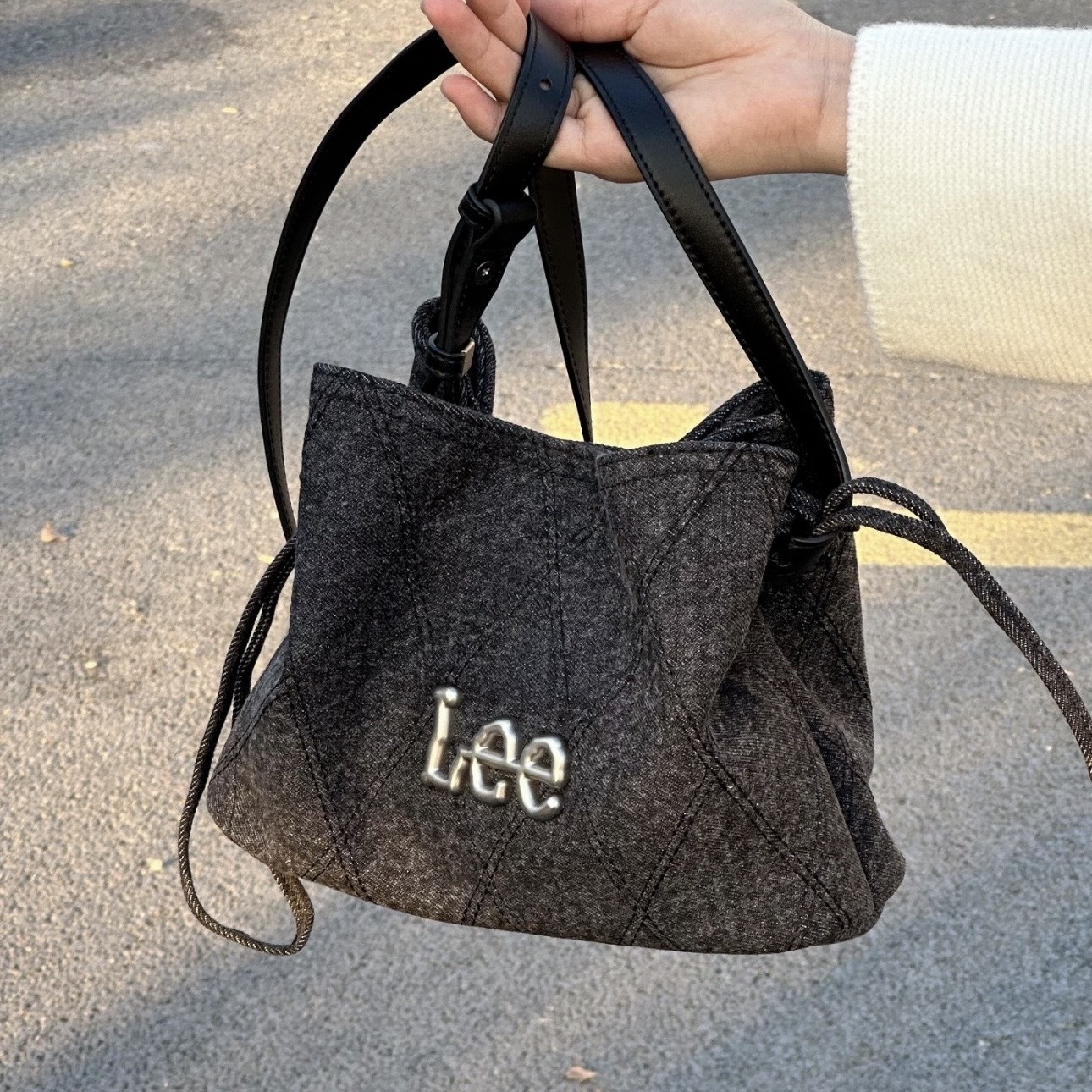 LEE 耀夜黑 福袋花結包 斜背包 菱格壓紋 金屬標 水桶包 中國結 手提