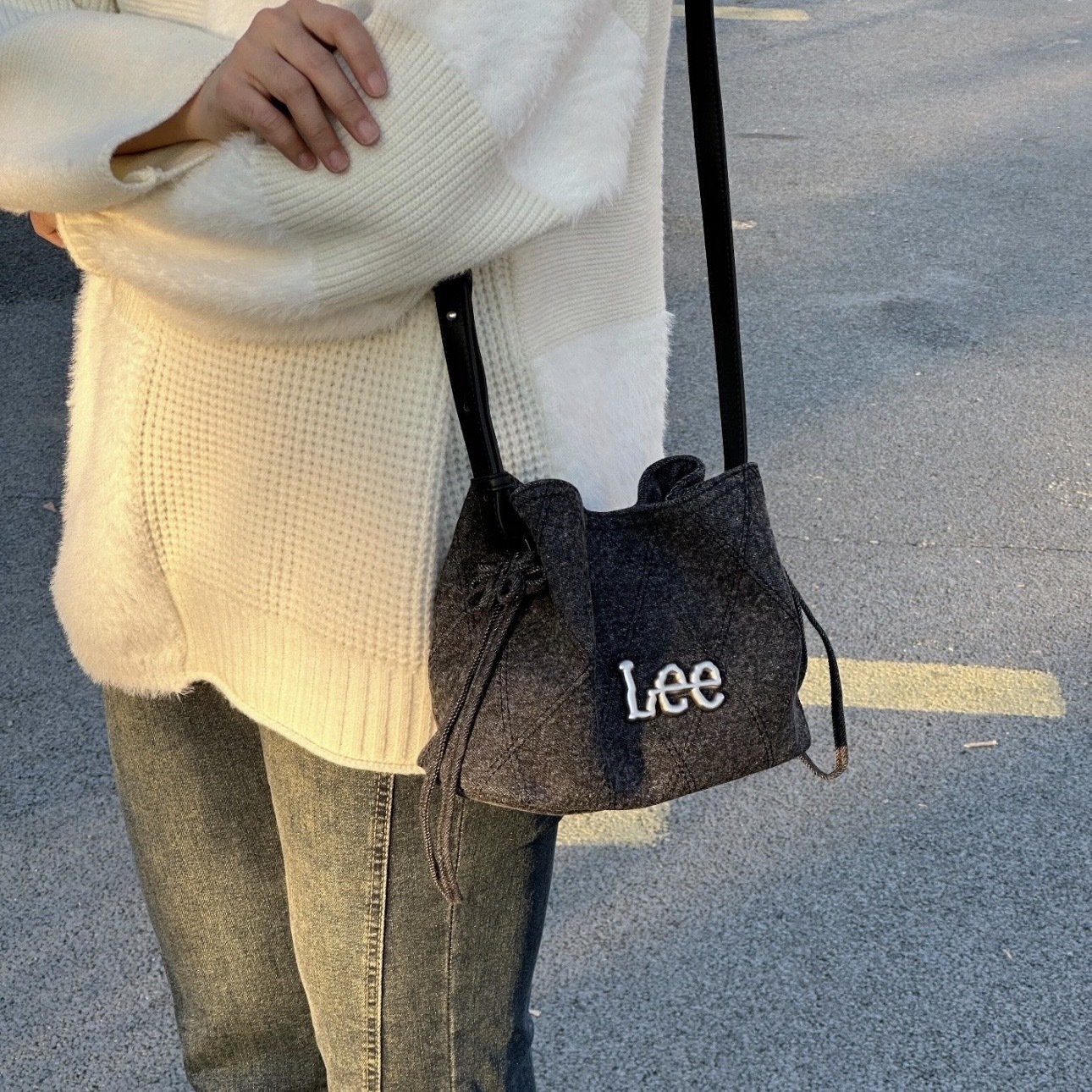 LEE 耀夜黑 福袋花結包 斜背包 菱格壓紋 金屬標 水桶包 中國結 手提