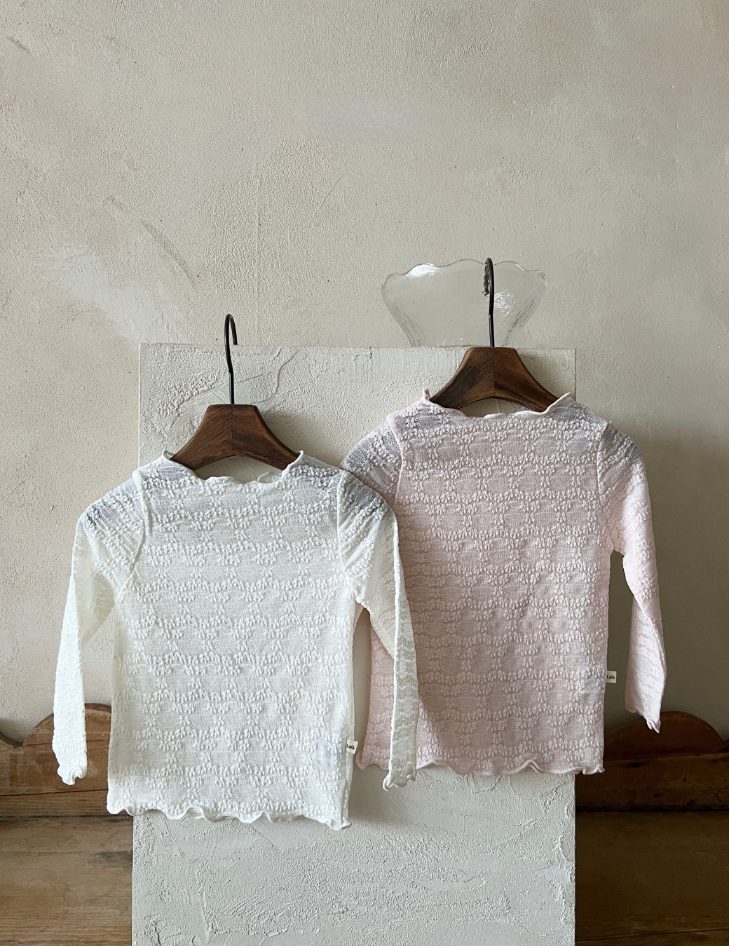 提花捲邊透膚上衣