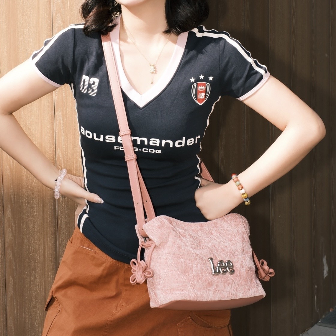 LEE 薔薇粉 福袋花結包 斜背包 菱格壓紋 金屬標 水桶包 中國結 手提