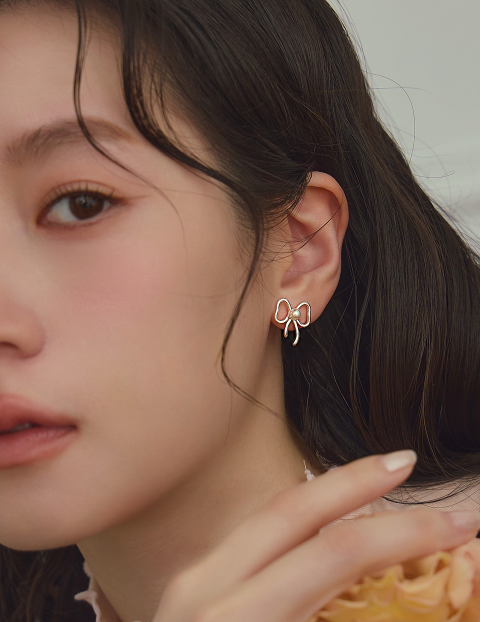 流線珍珠蝴蝶結。針式耳環