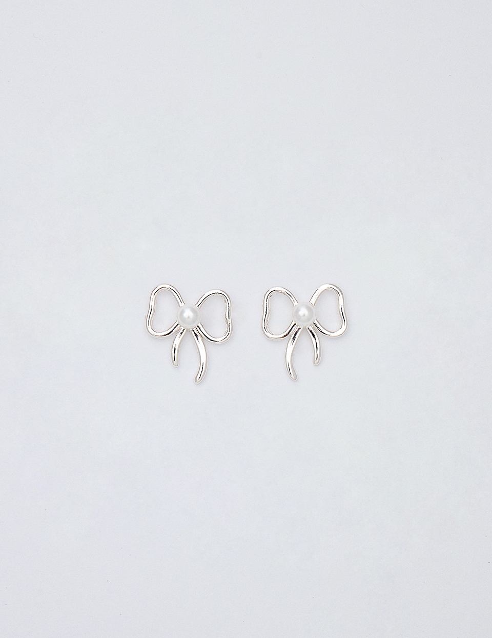 流線珍珠蝴蝶結。針式耳環