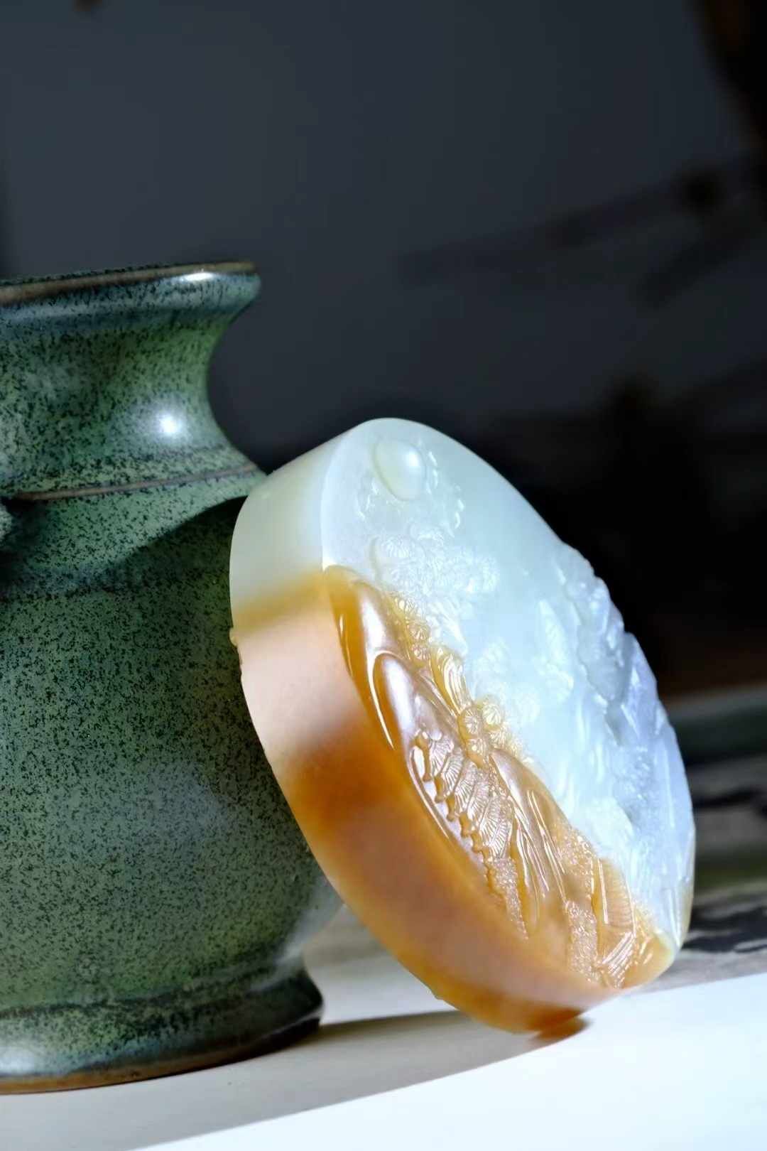 129720 和田玉樓蘭三色圓牌 (52.7mm直徑)