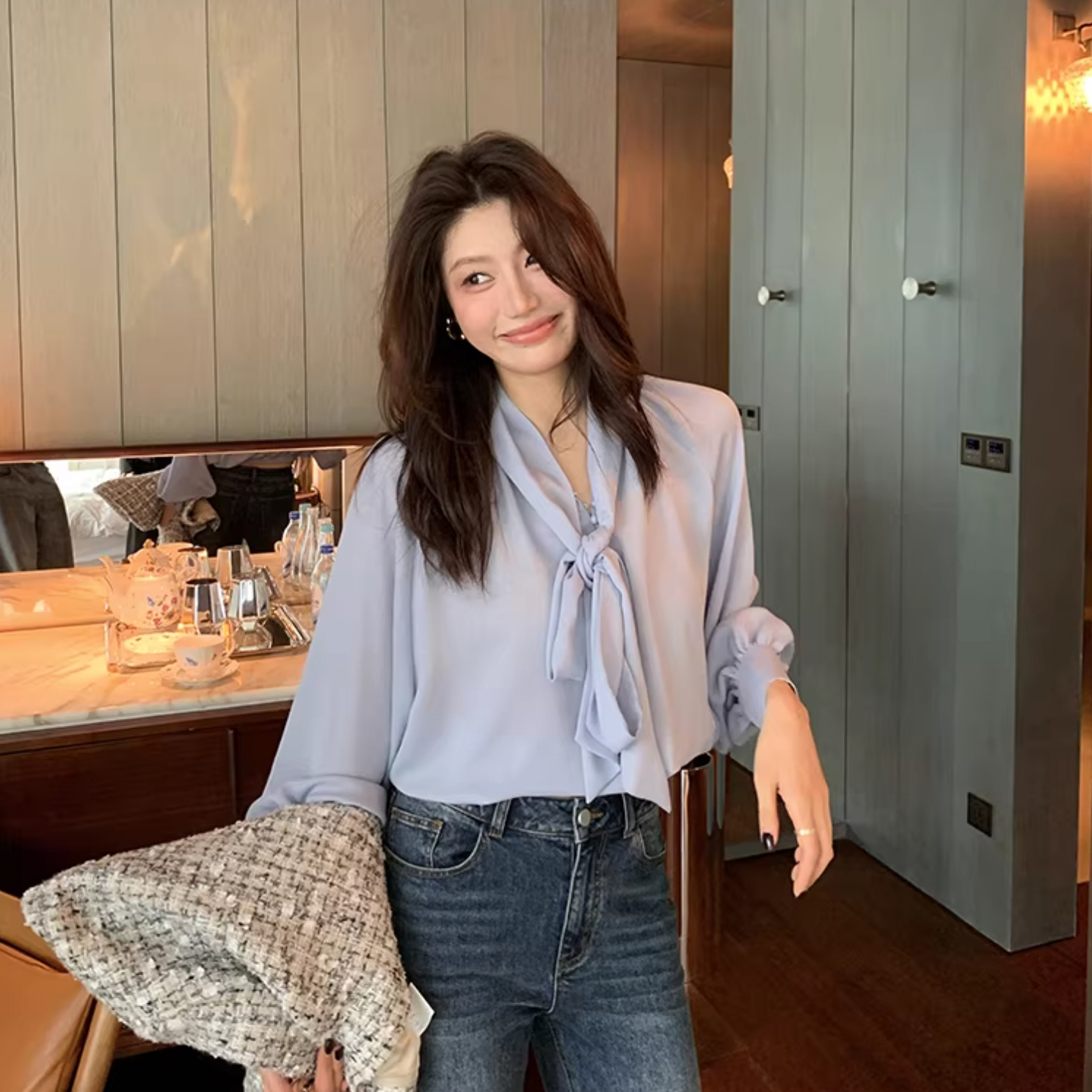 好氣色天空藍綁帶領巾造型上衣-S-XL (Elegant & Love)