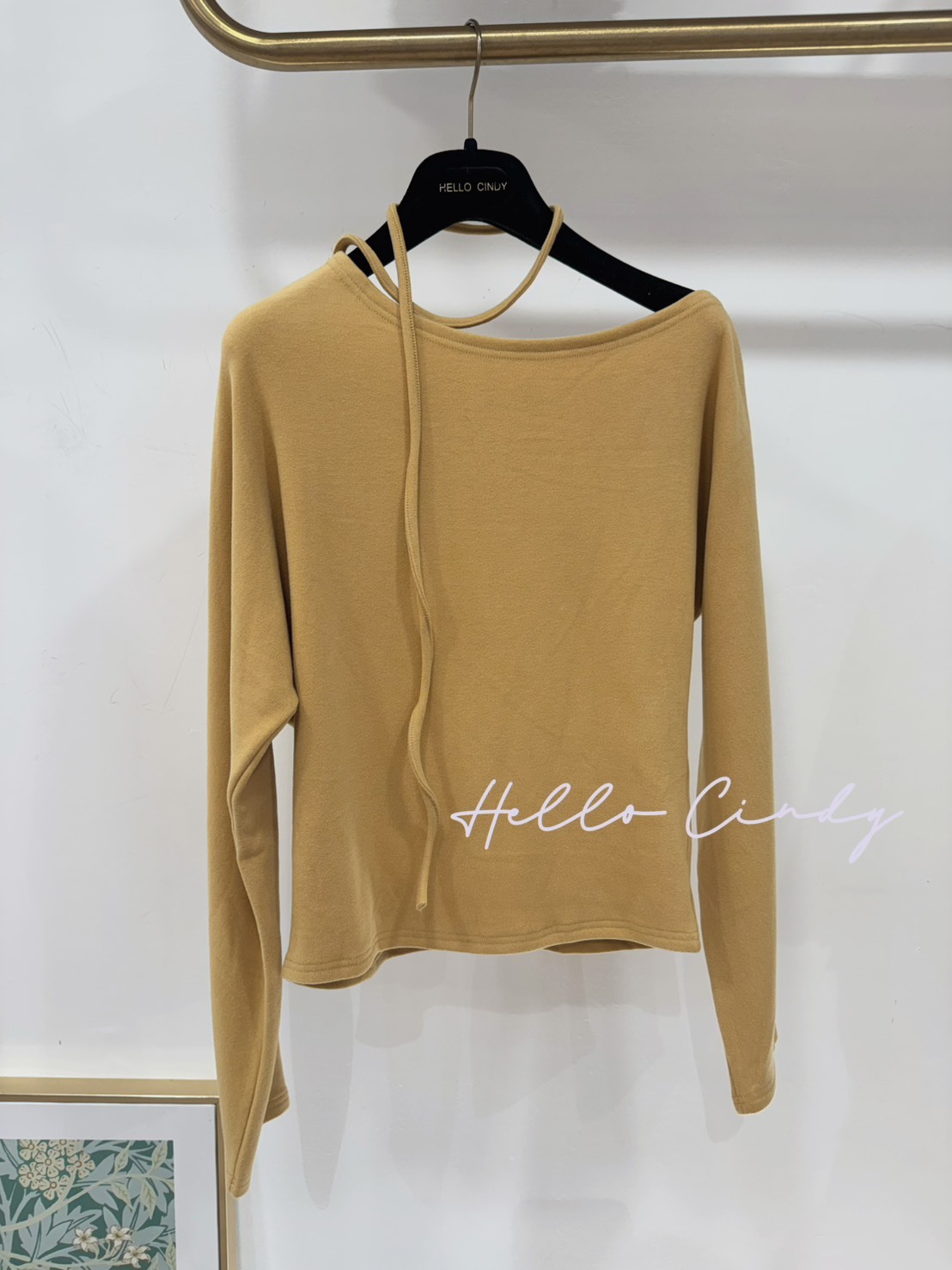 小姐姐的微露肩附帶上衣