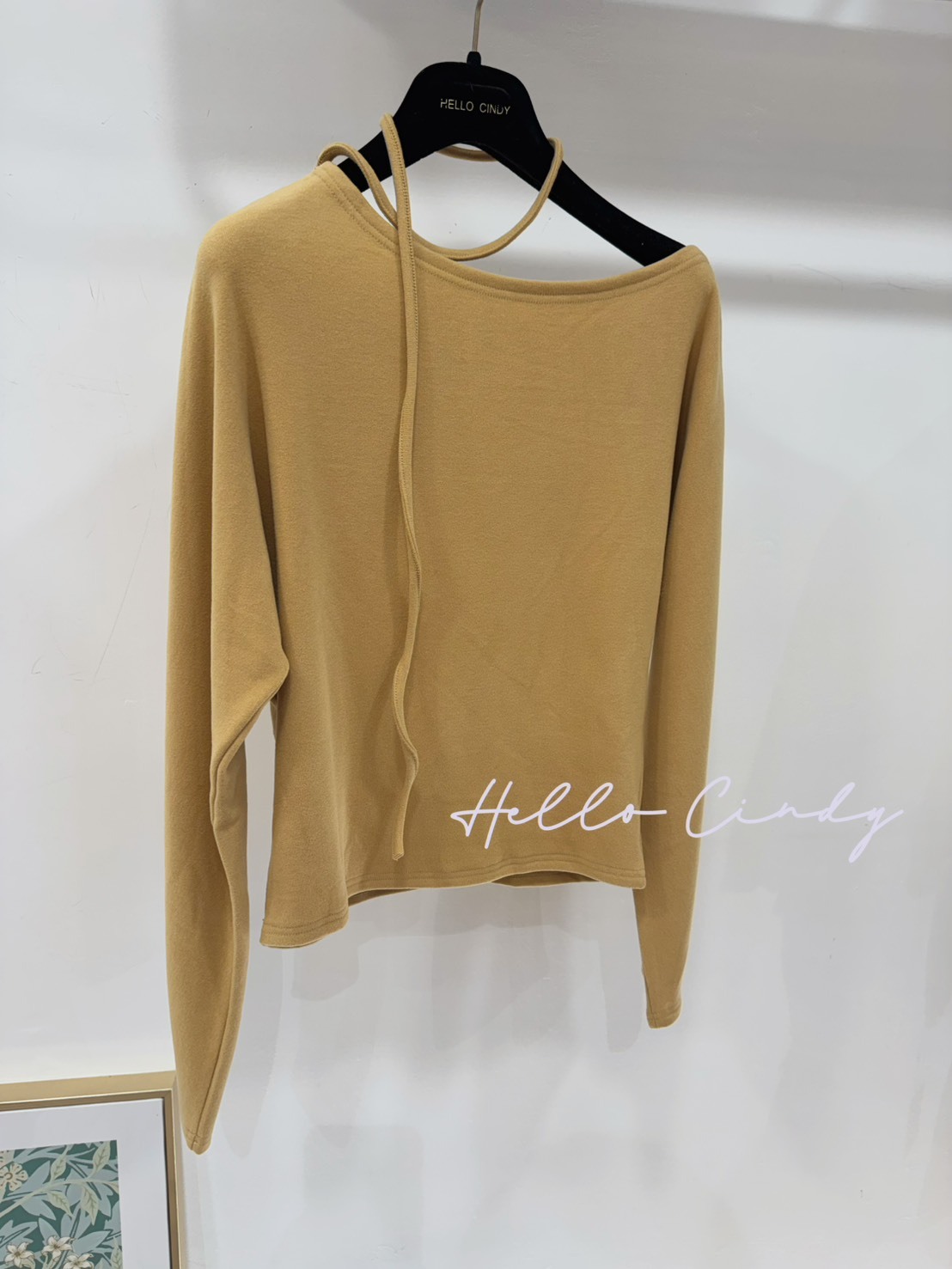 小姐姐的微露肩附帶上衣